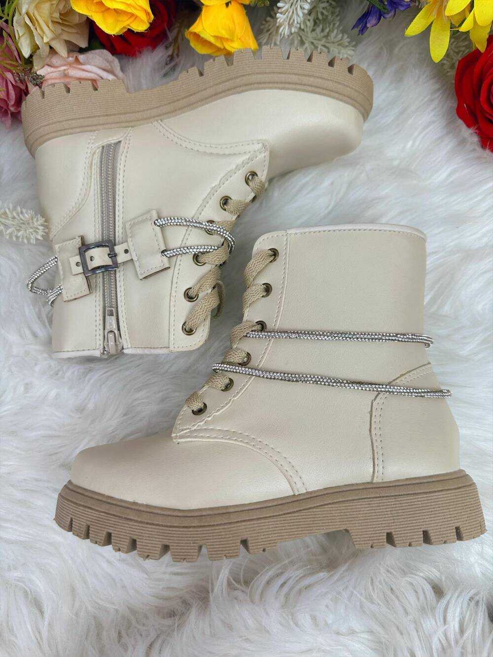 Botinha Infantil Cano Curto Off White Com Cadarço e Ziper
