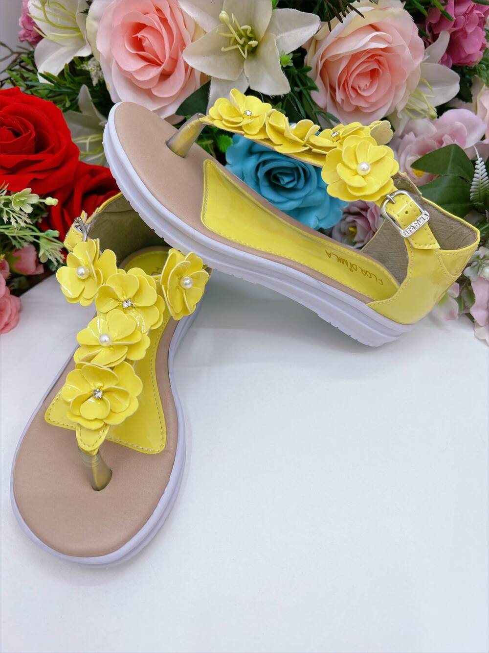 Sandália Infantil C/ Flor Pérolas e Strass Rasteira Amarelo