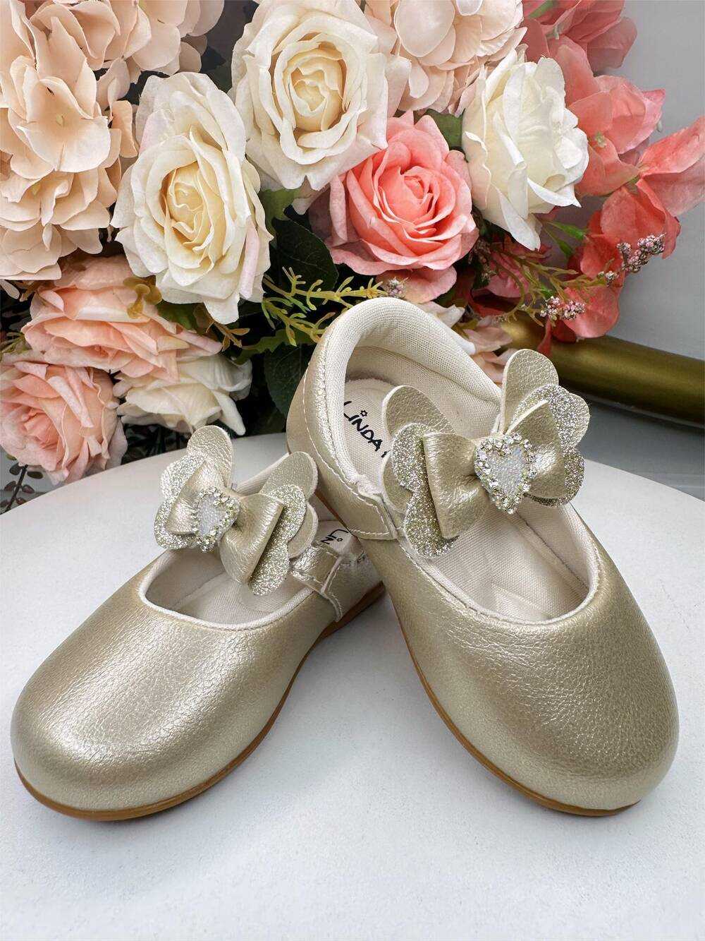 Sapatinho Dourado Com Aplique de Coraçãozinho de Strass