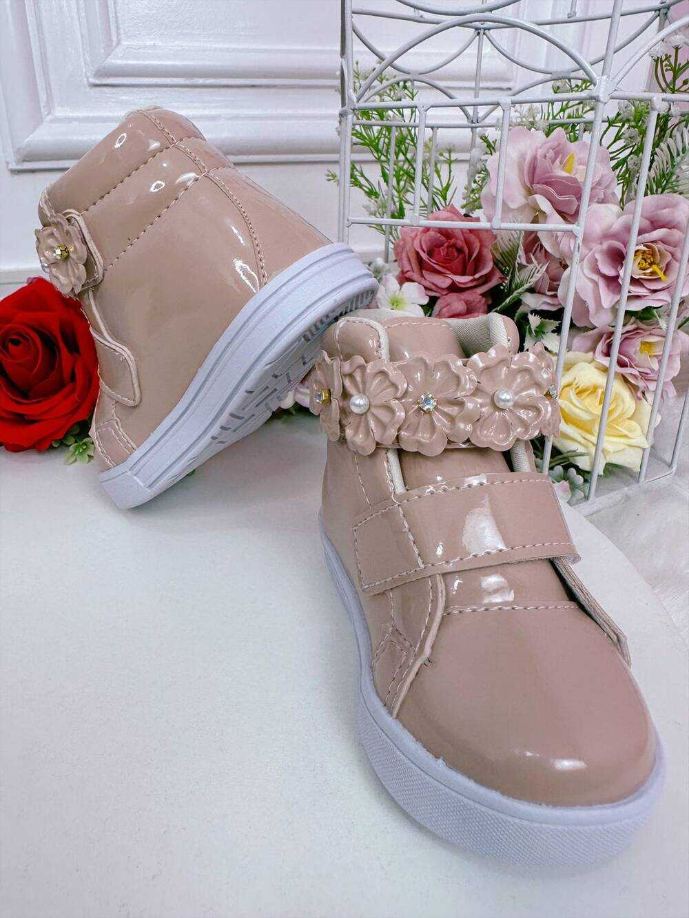 Coturno Infantil Nude Verniz C/ Velcro e Aplique Florzinhas