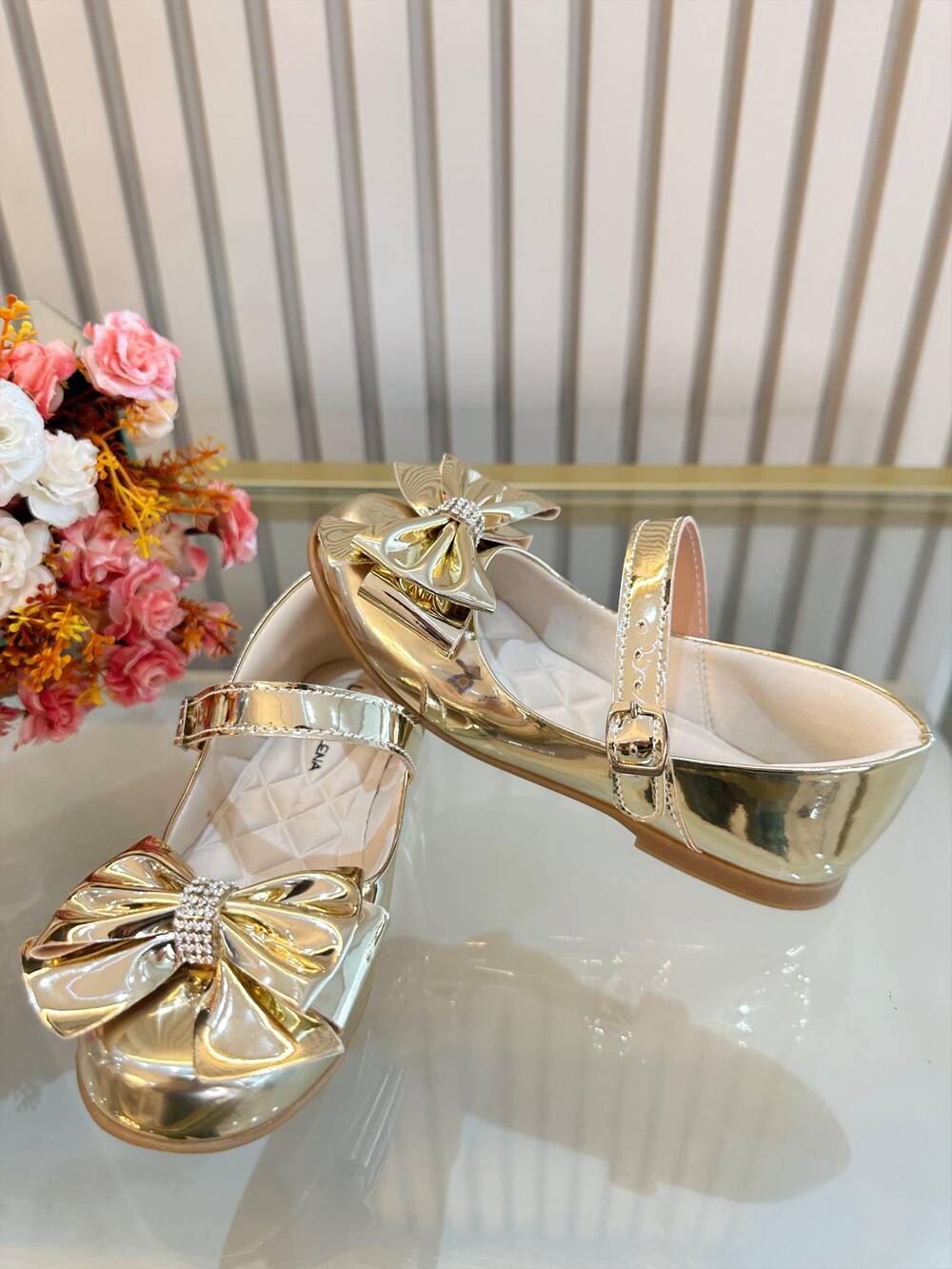 Sapatinho Dourado Metalizado Luxo Com Lacinho e Strass