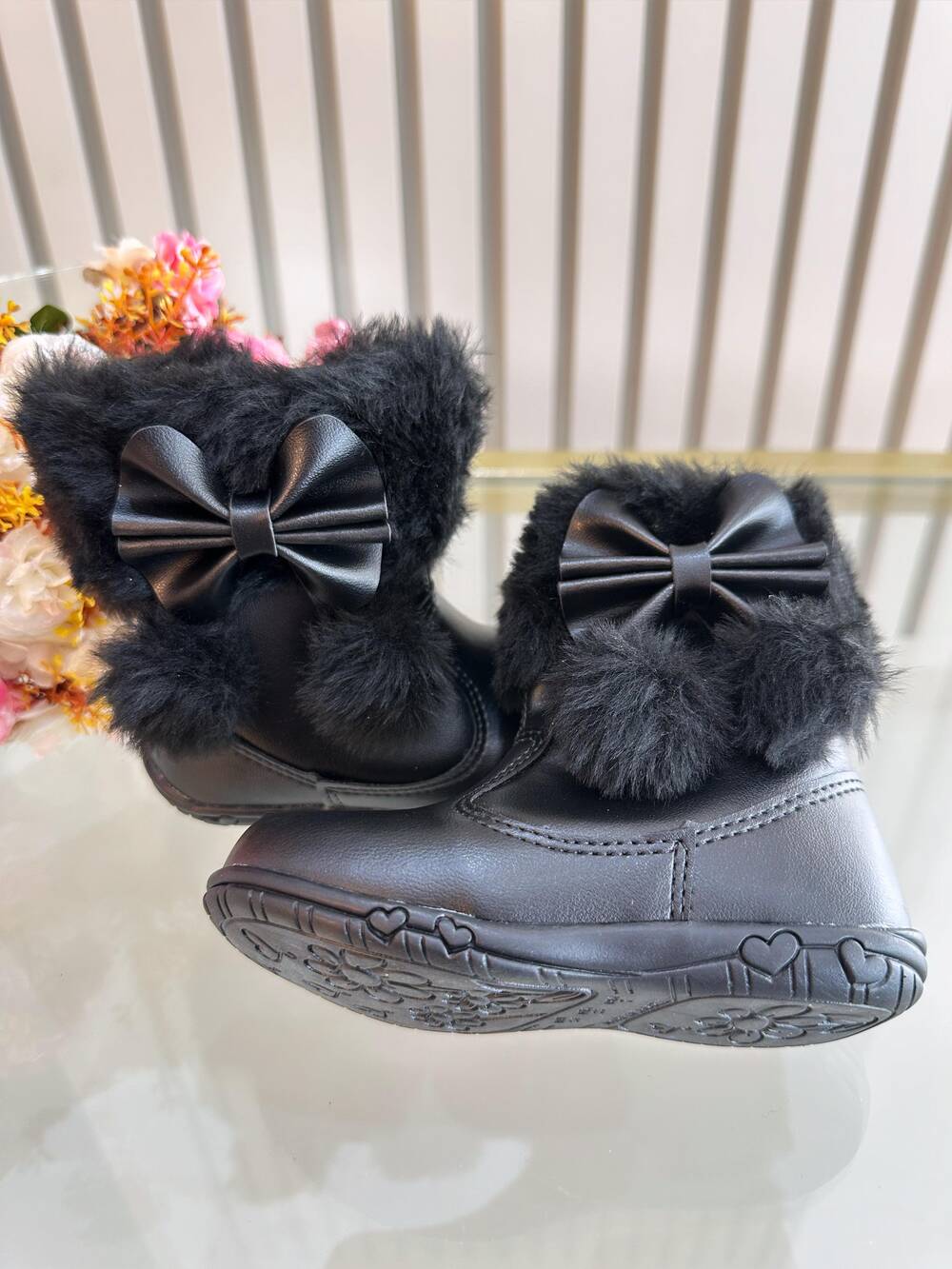 Botinha Infantil Preto Laço Pompom Com Pelúcia e Zíper
