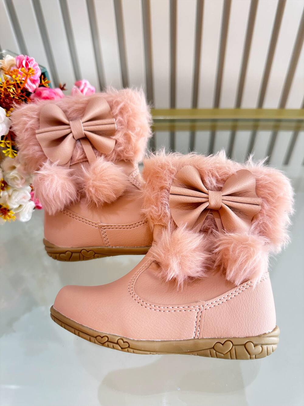 Botinha Infantil Nude Laço Pompom Com Pelúcia e Zíper