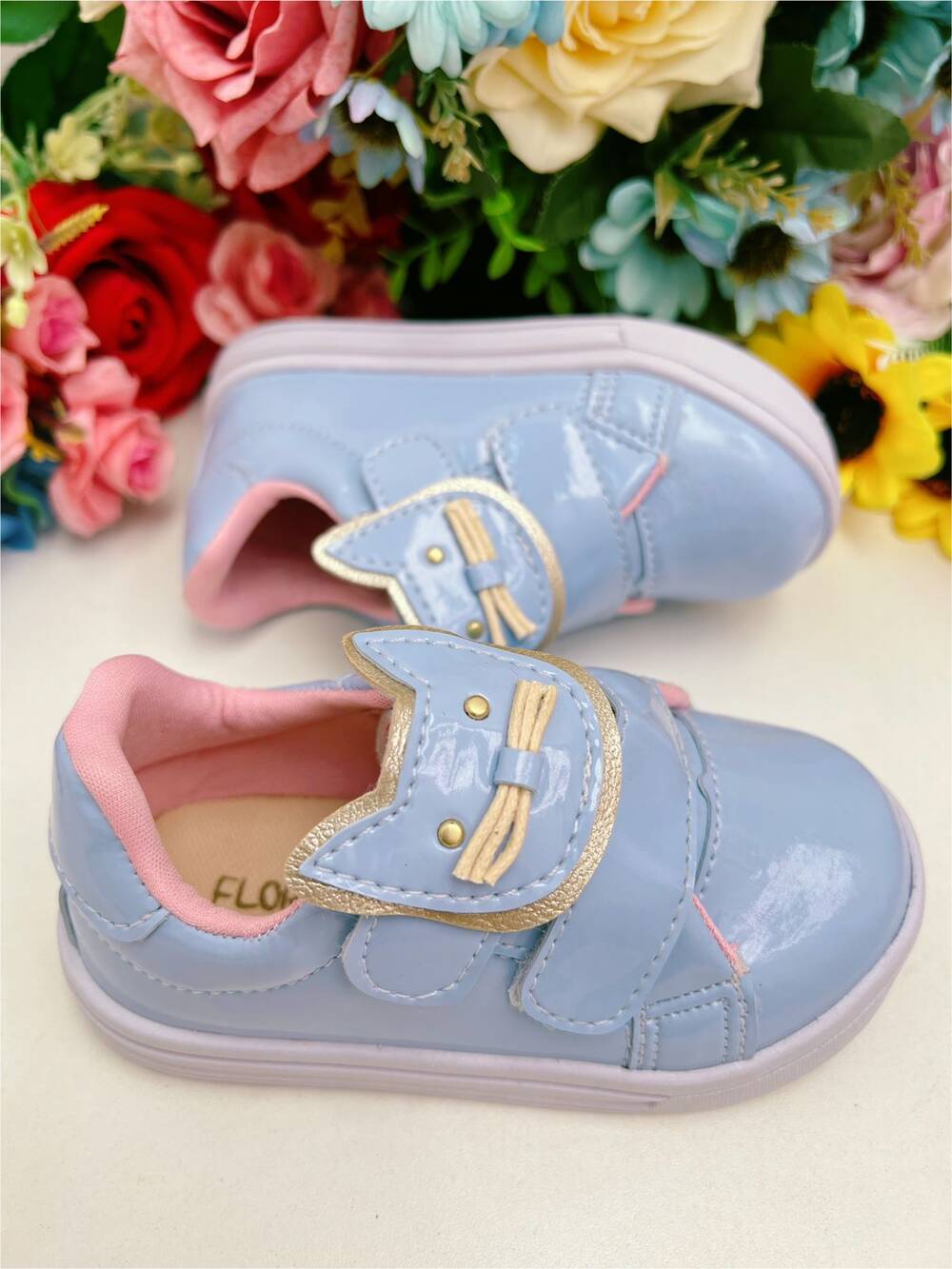 Tênis Azul Bebê Verniz Rosa e Aplique Gatinha Velcro Meninas