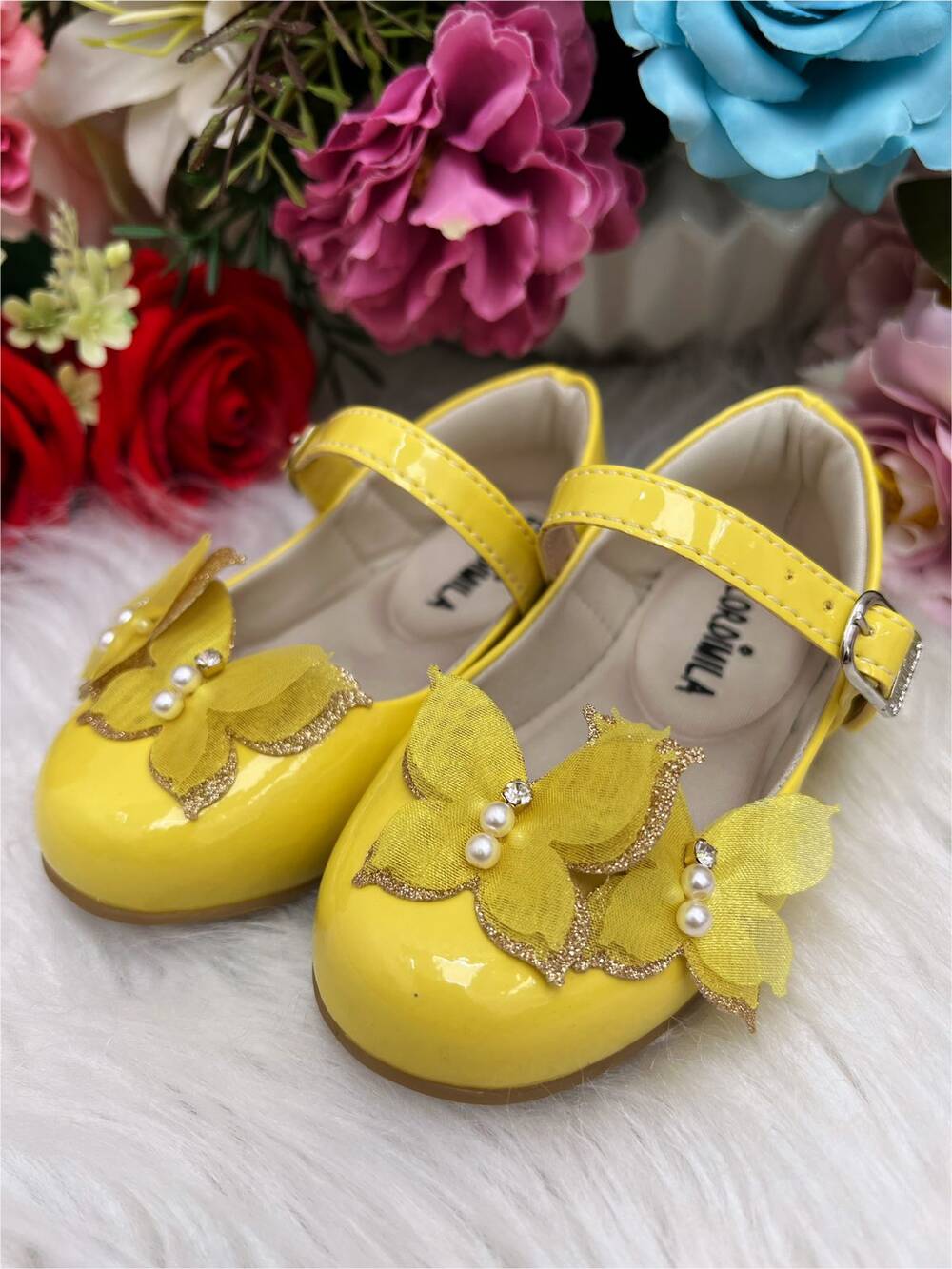 Sapatinho Amarelo Verniz C/ Aplique Borboleta Luxo Glitter