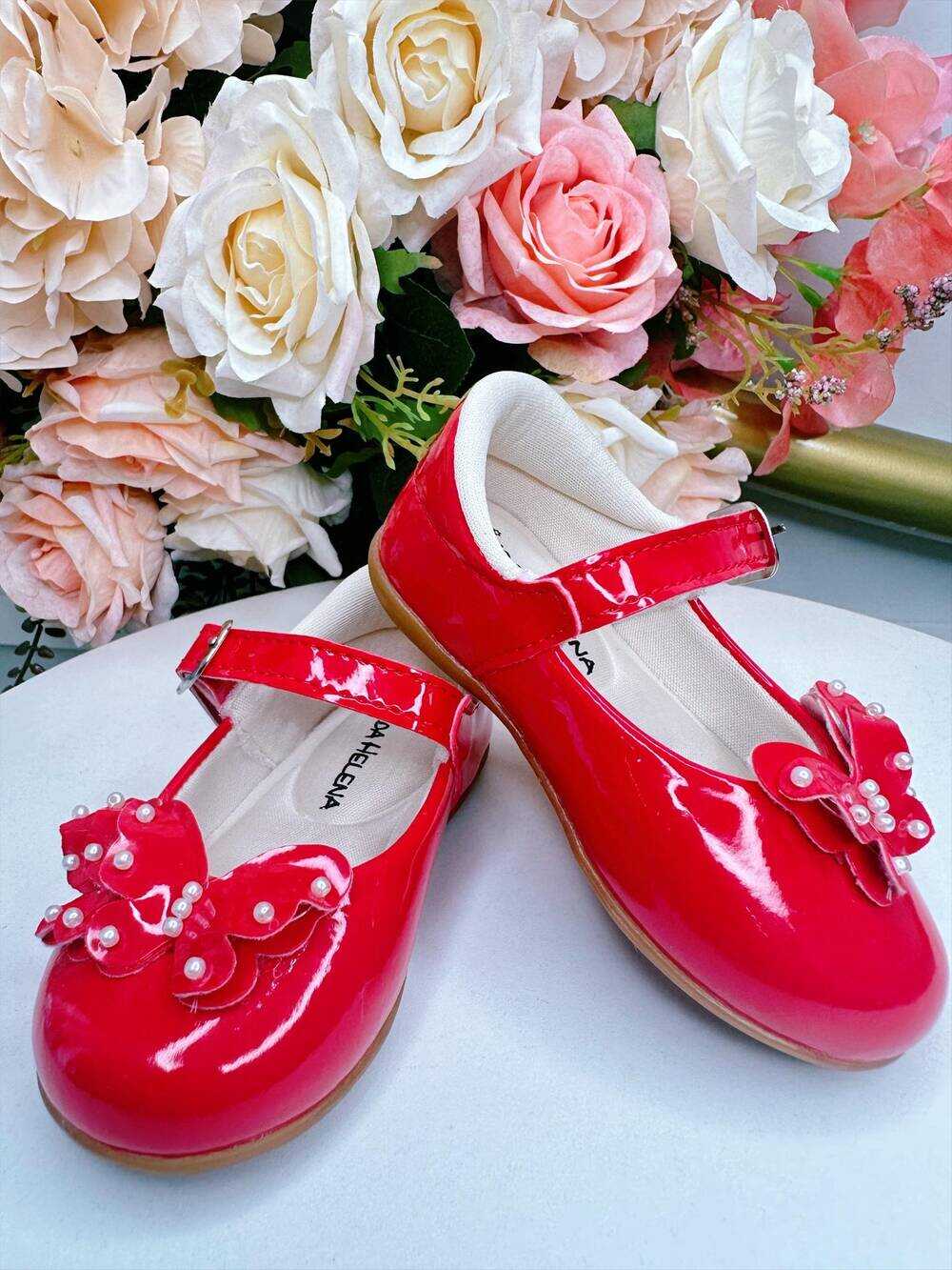 Sapatinho Vermelho Com Aplique de Borboletas e Pérolas