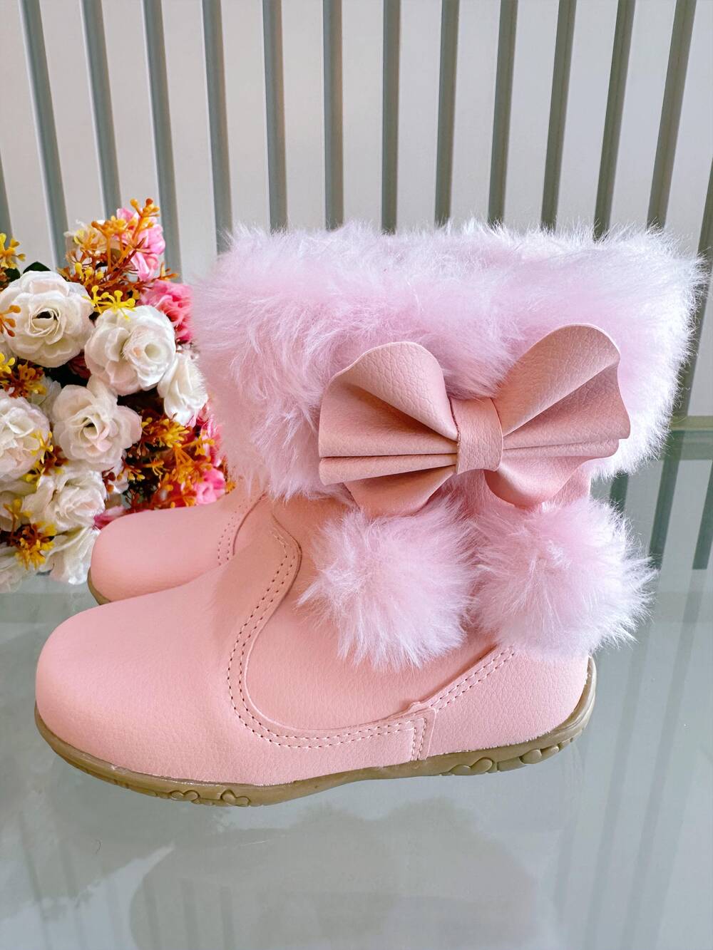 Botinha Infantil Rosa Laço Pompom Com Pelúcia e Zíper