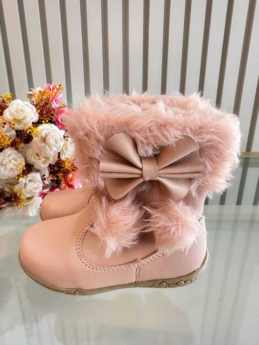 Botinha Infantil Nude Laço Pompom Com Pelúcia e Zíper