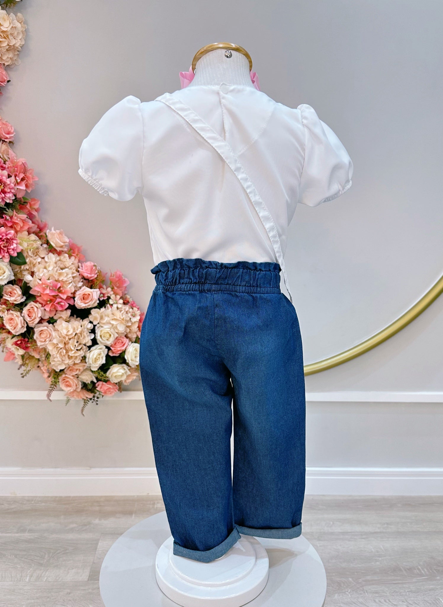 Conjunto infantil C/ Blusa Branca e Calça Jeans Azul Bolsinha