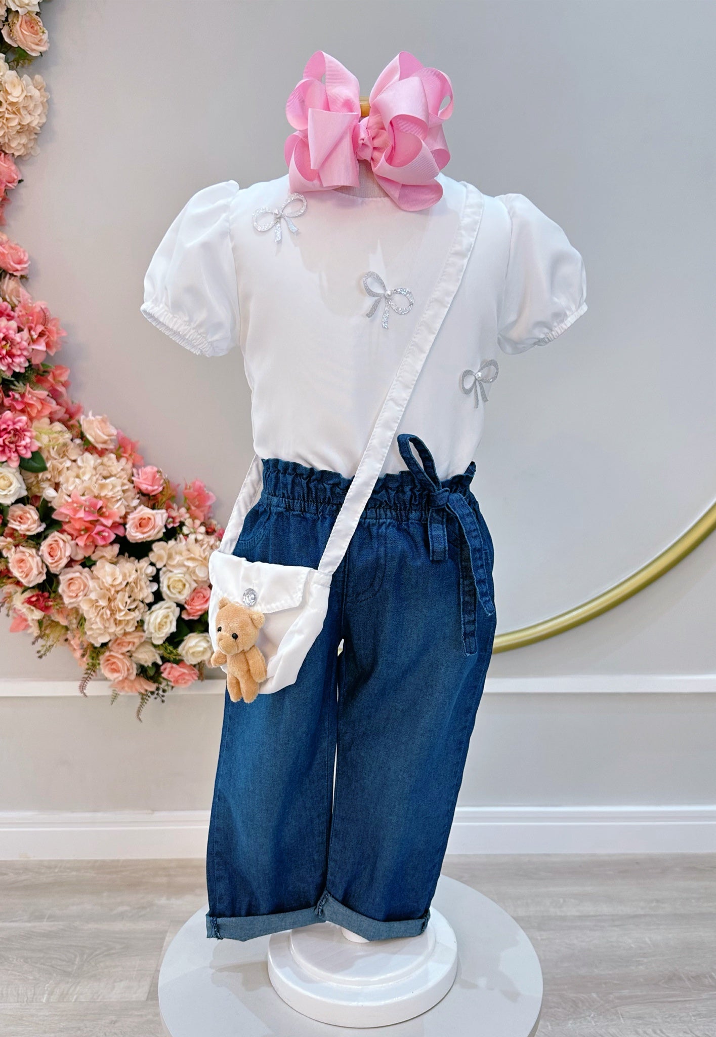 Conjunto infantil C/ Blusa Branca e Calça Jeans Azul Bolsinha