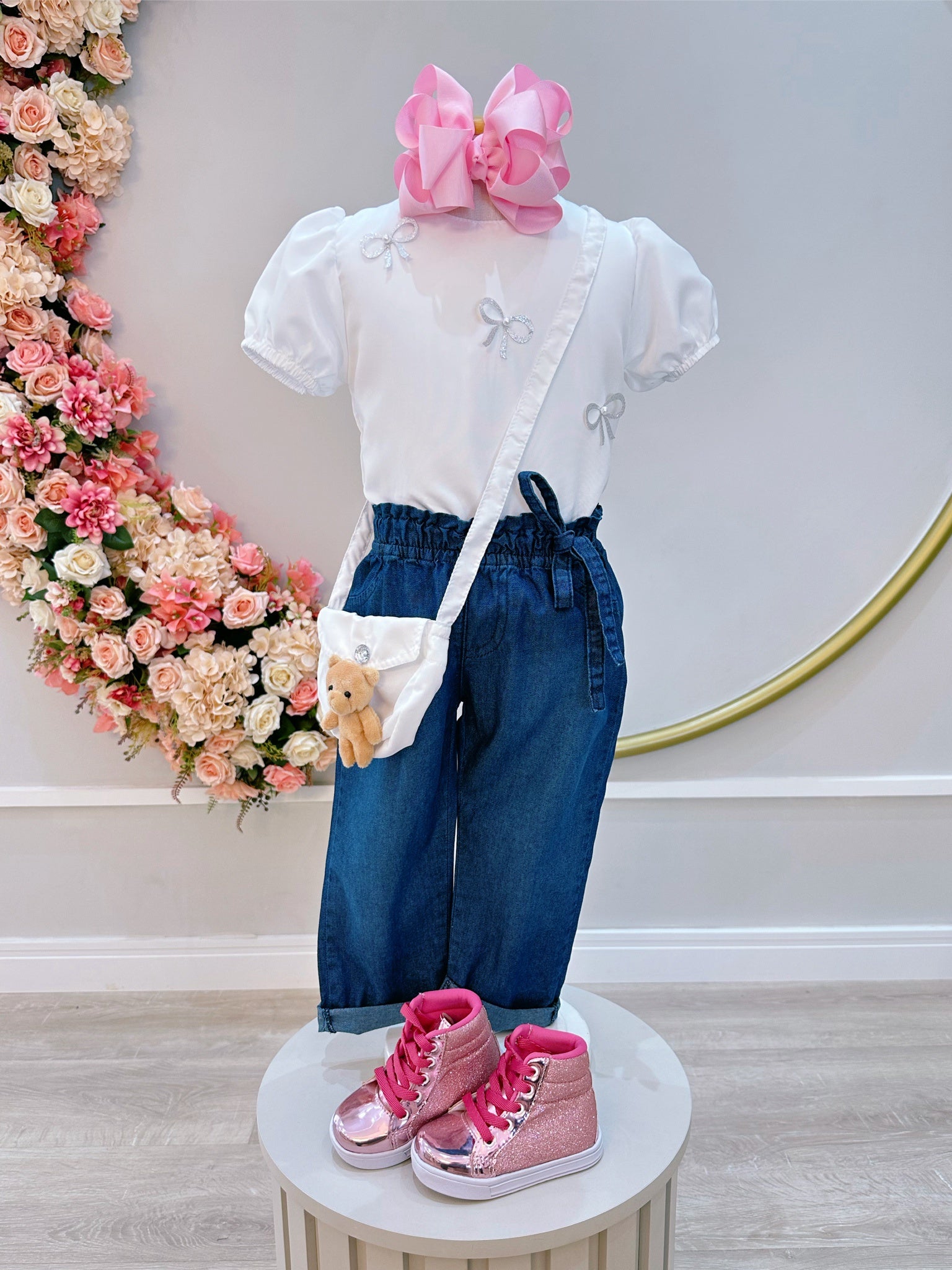 Conjunto infantil C/ Blusa Branca e Calça Jeans Azul Bolsinha