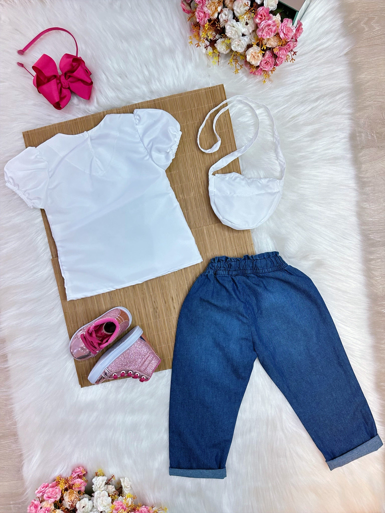 Conjunto infantil C/ Blusa Branca e Calça Jeans Azul Bolsinha