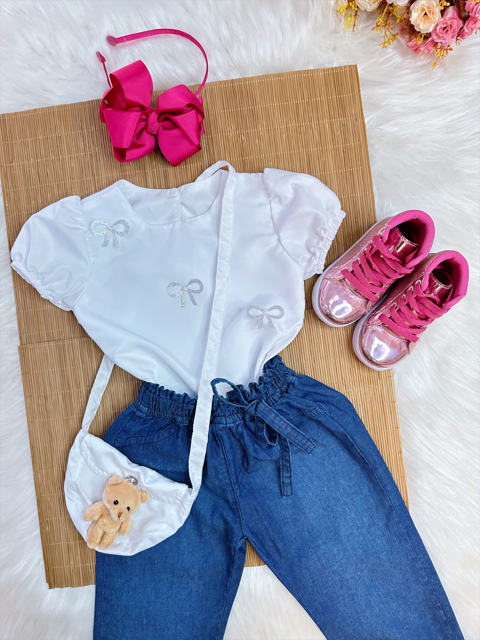 Conjunto infantil C/ Blusa Branca e Calça Jeans Azul Bolsinha