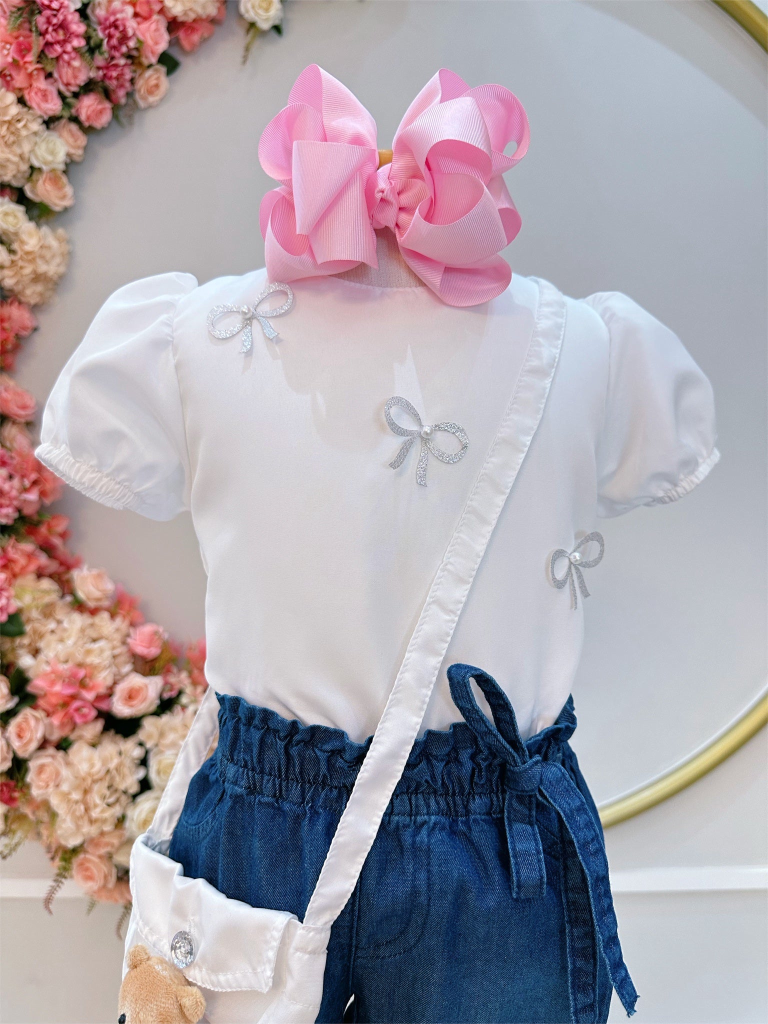Conjunto infantil C/ Blusa Branca e Calça Jeans Azul Bolsinha