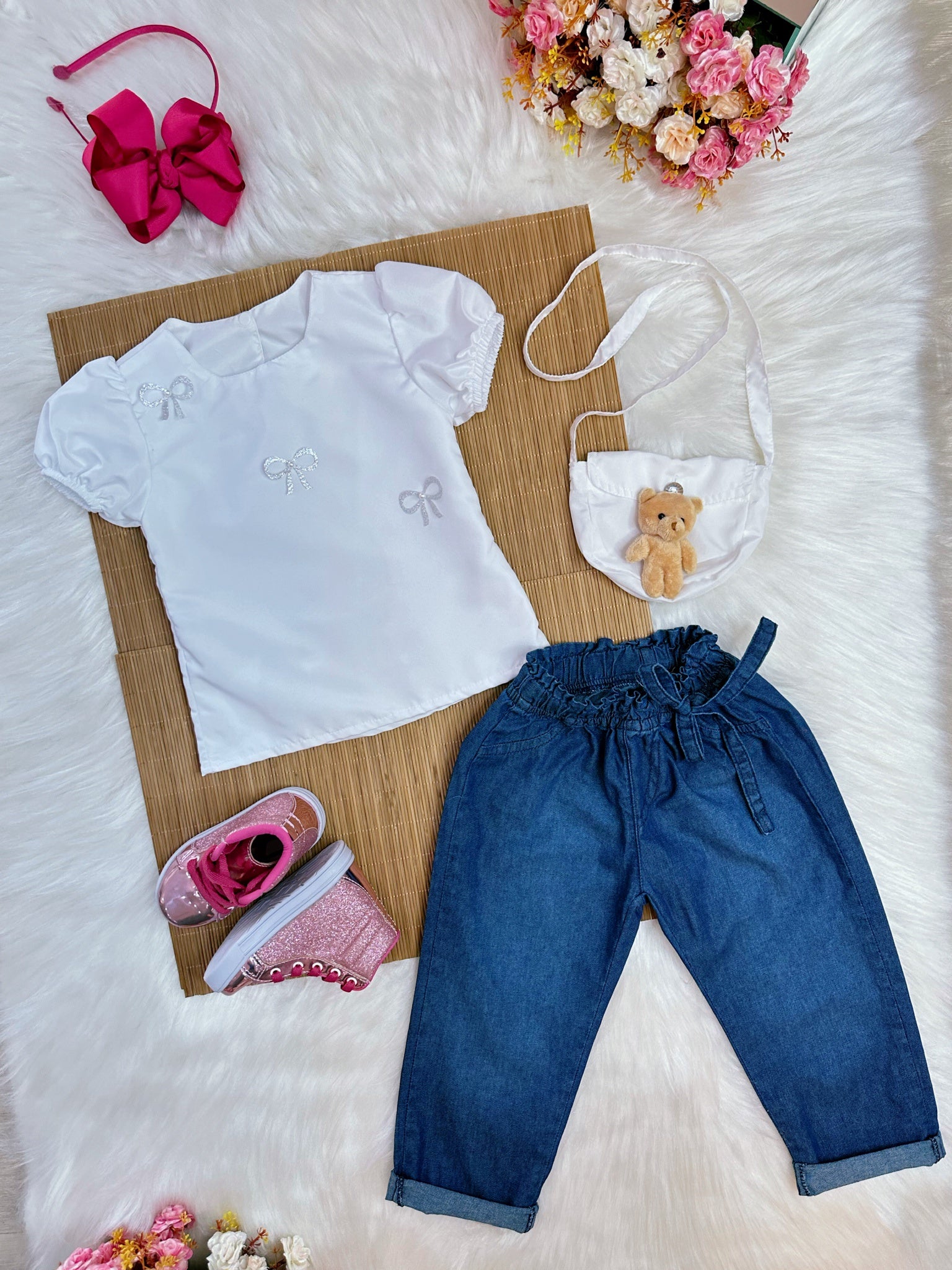 Conjunto infantil C/ Blusa Branca e Calça Jeans Azul Bolsinha