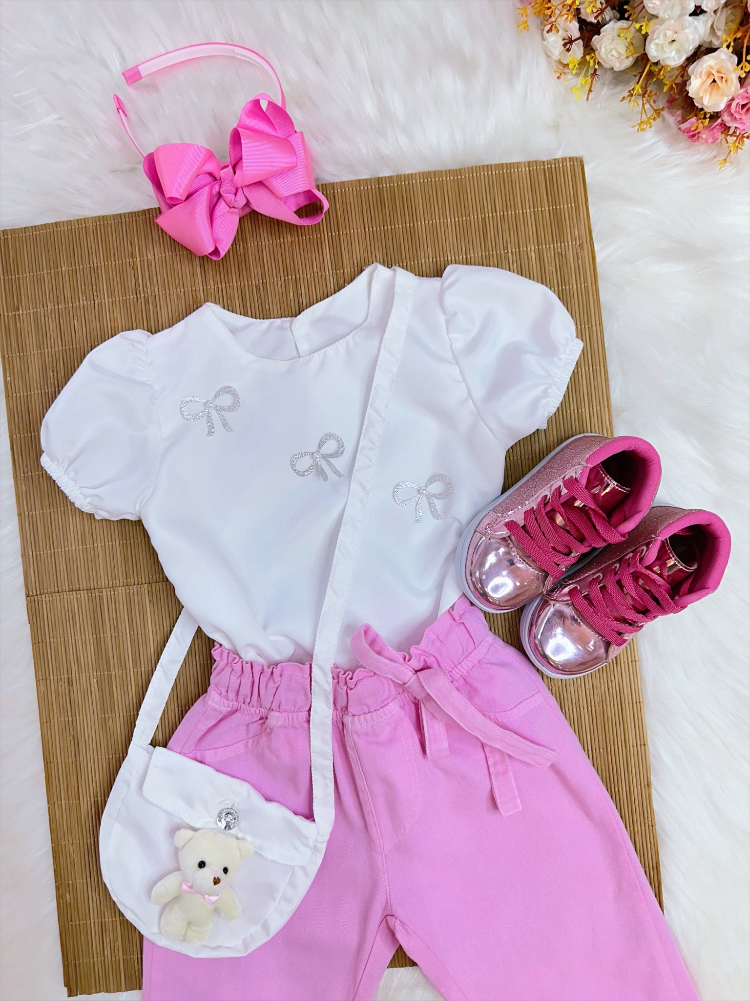 Conjunto infantil Com Blusa Branca e Calça Rosa Bolsinha