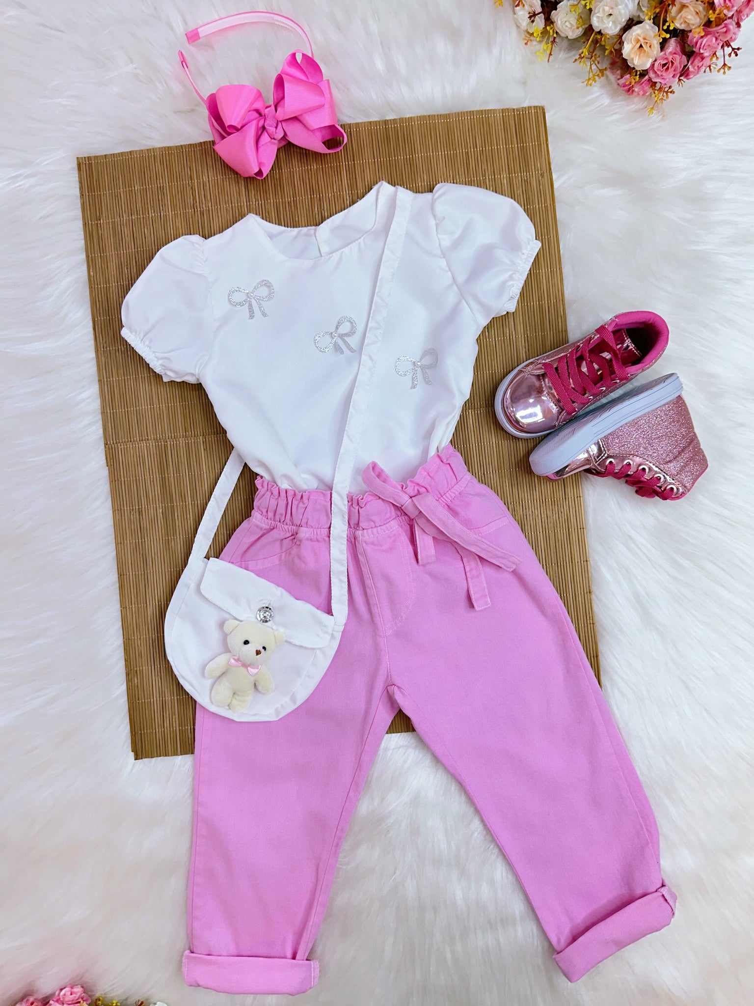 Conjunto infantil Com Blusa Branca e Calça Rosa Bolsinha