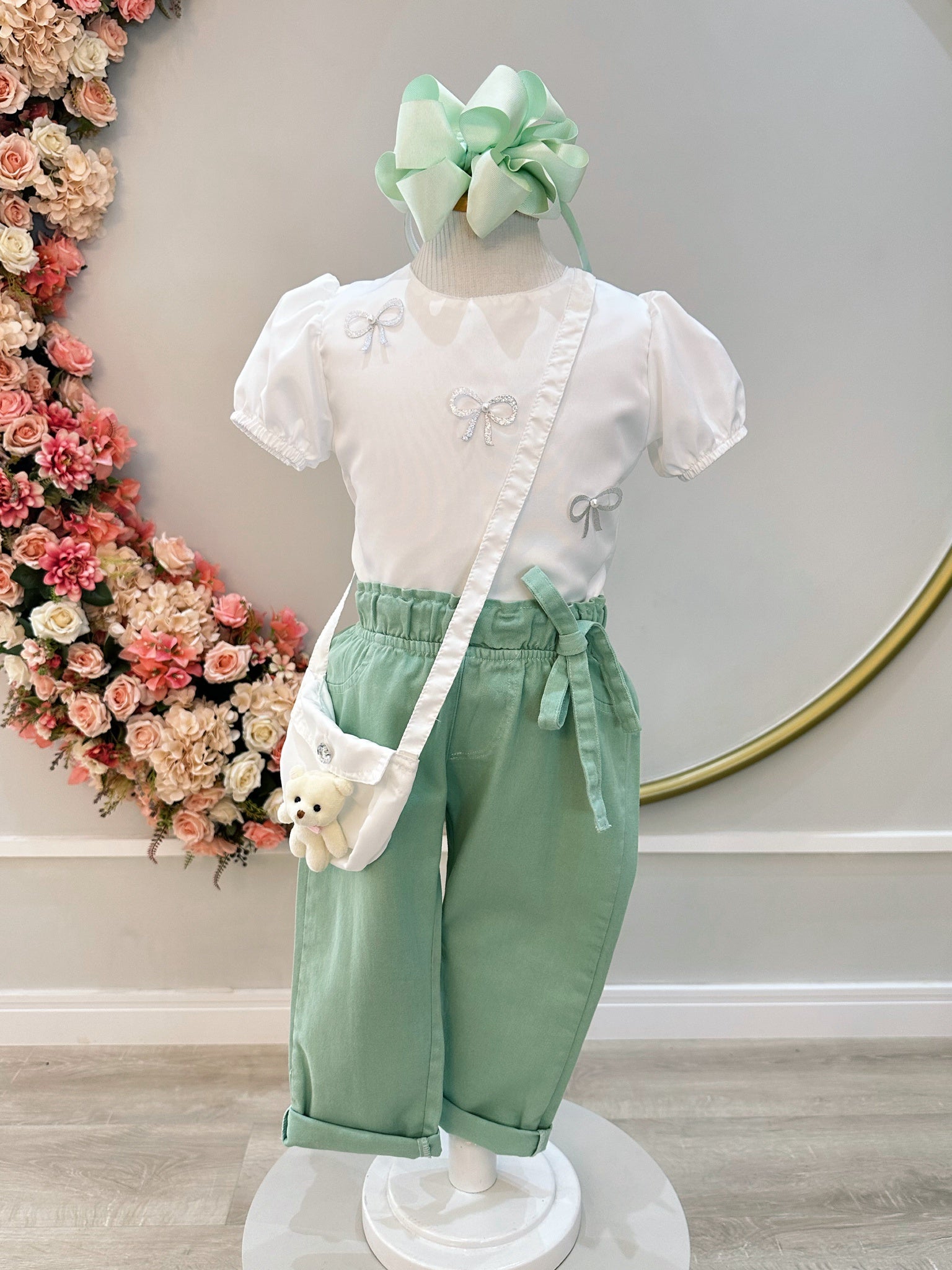 Conjunto infantil Com Blusa Branca e Calça Verde Bolsinha