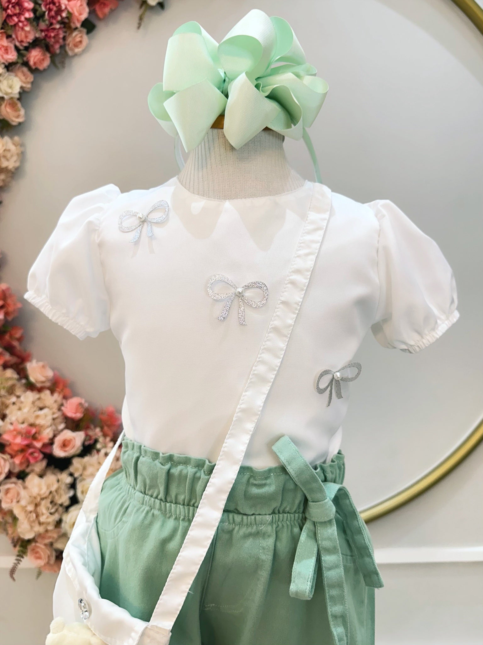 Conjunto infantil Com Blusa Branca e Calça Verde Bolsinha