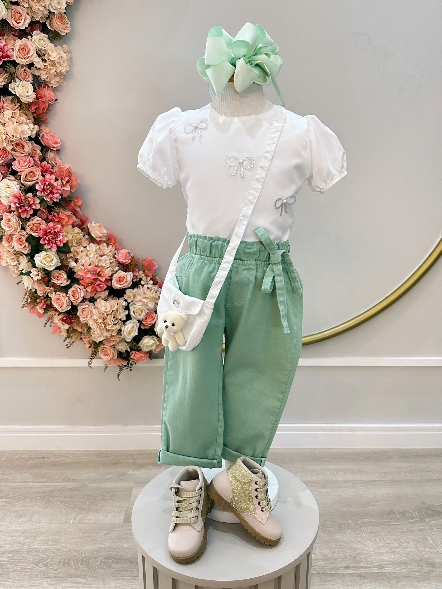 Conjunto infantil Com Blusa Branca e Calça Verde Bolsinha