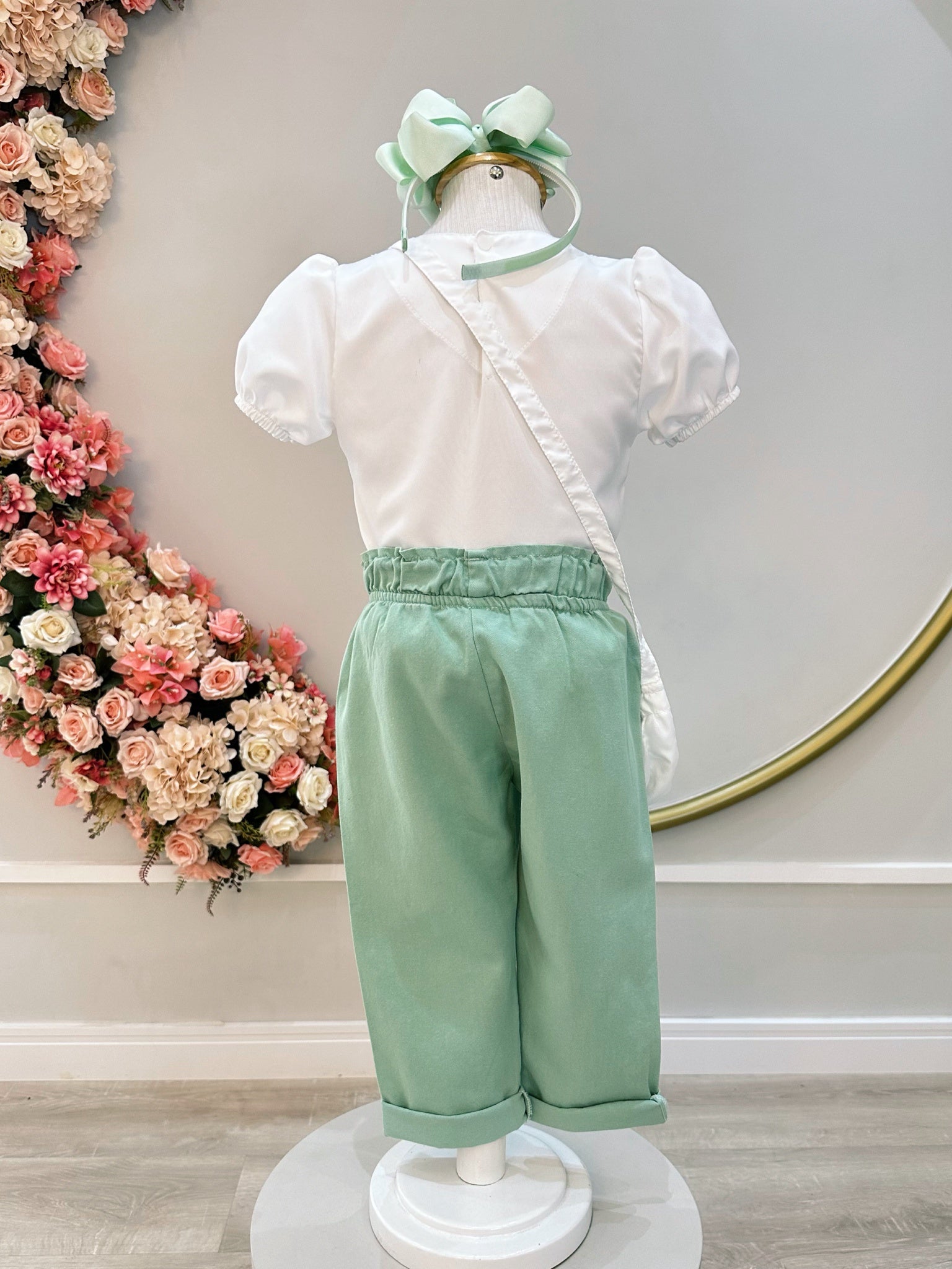 Conjunto infantil Com Blusa Branca e Calça Verde Bolsinha