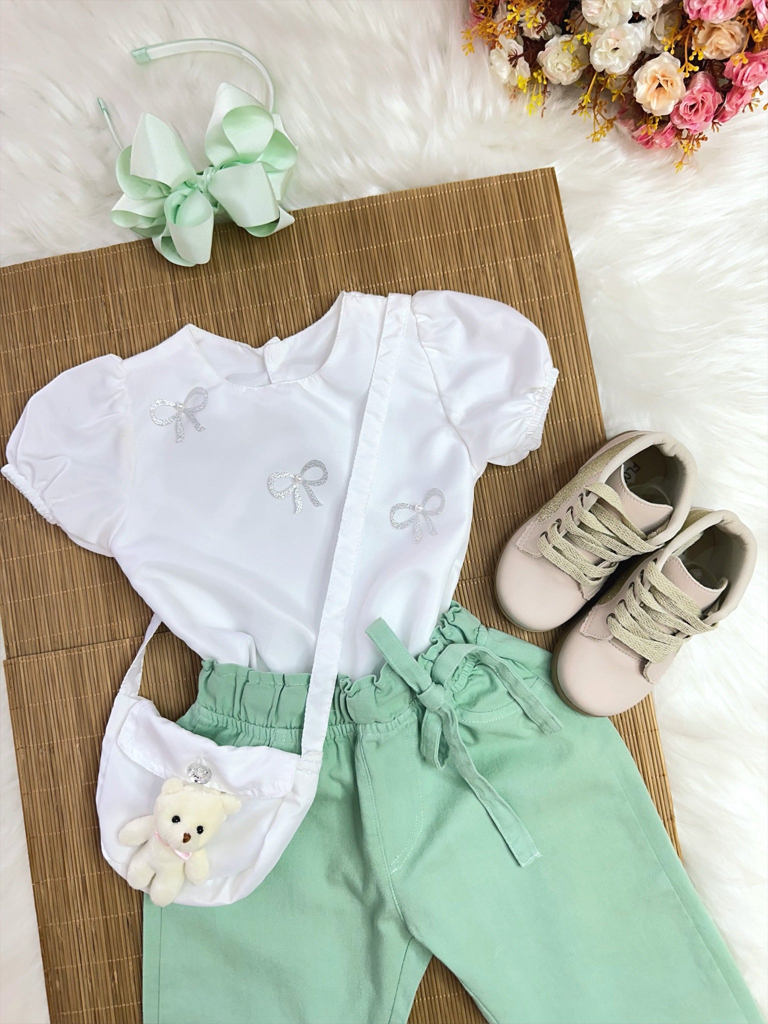 Conjunto infantil Com Blusa Branca e Calça Verde Bolsinha