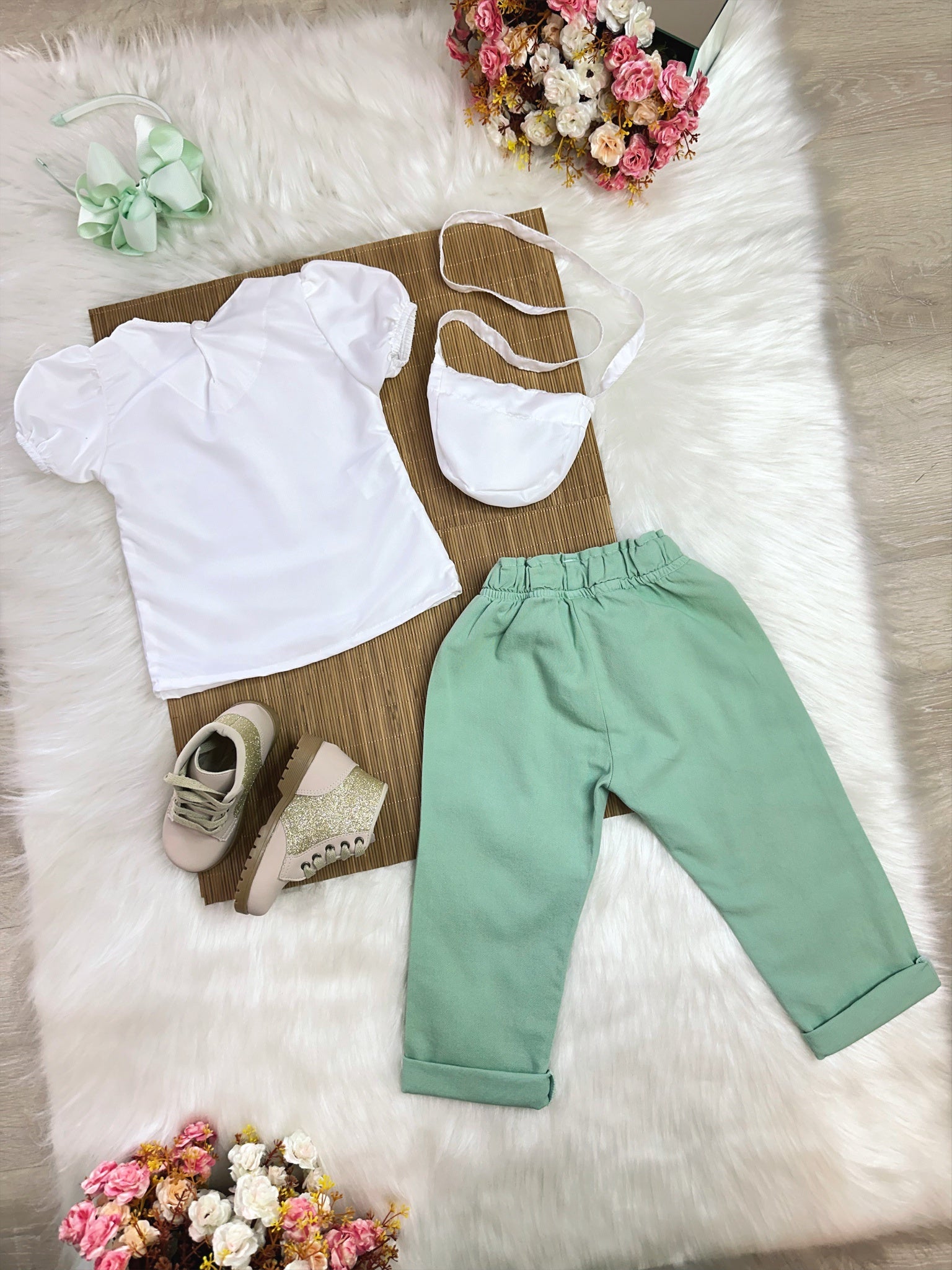 Conjunto infantil Com Blusa Branca e Calça Verde Bolsinha