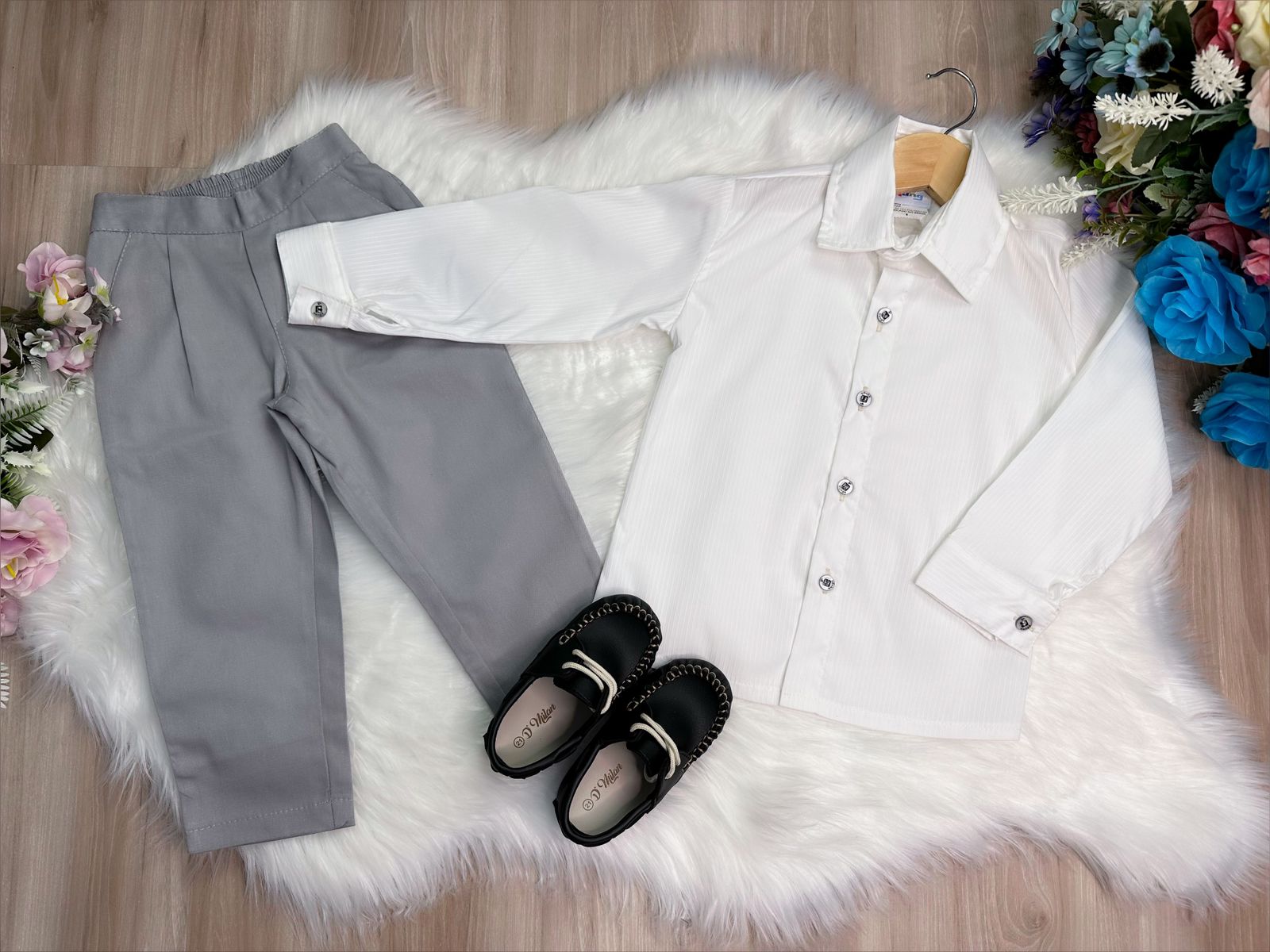 Conjunto Social Camisa Off White e Calça Sarja Caqui