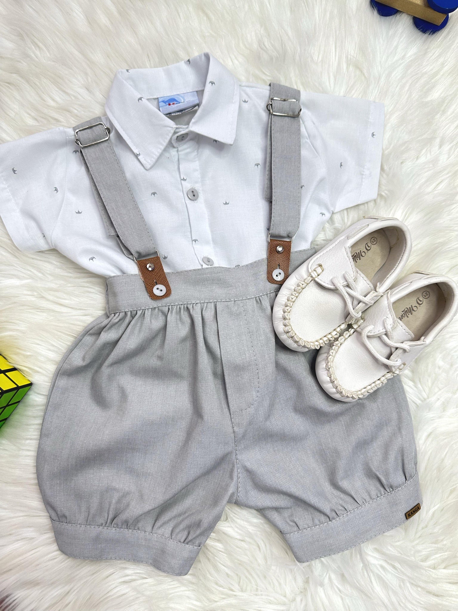 Conjunto Social Bebê Camisa Branca Short Gravata e Susp. Cinza