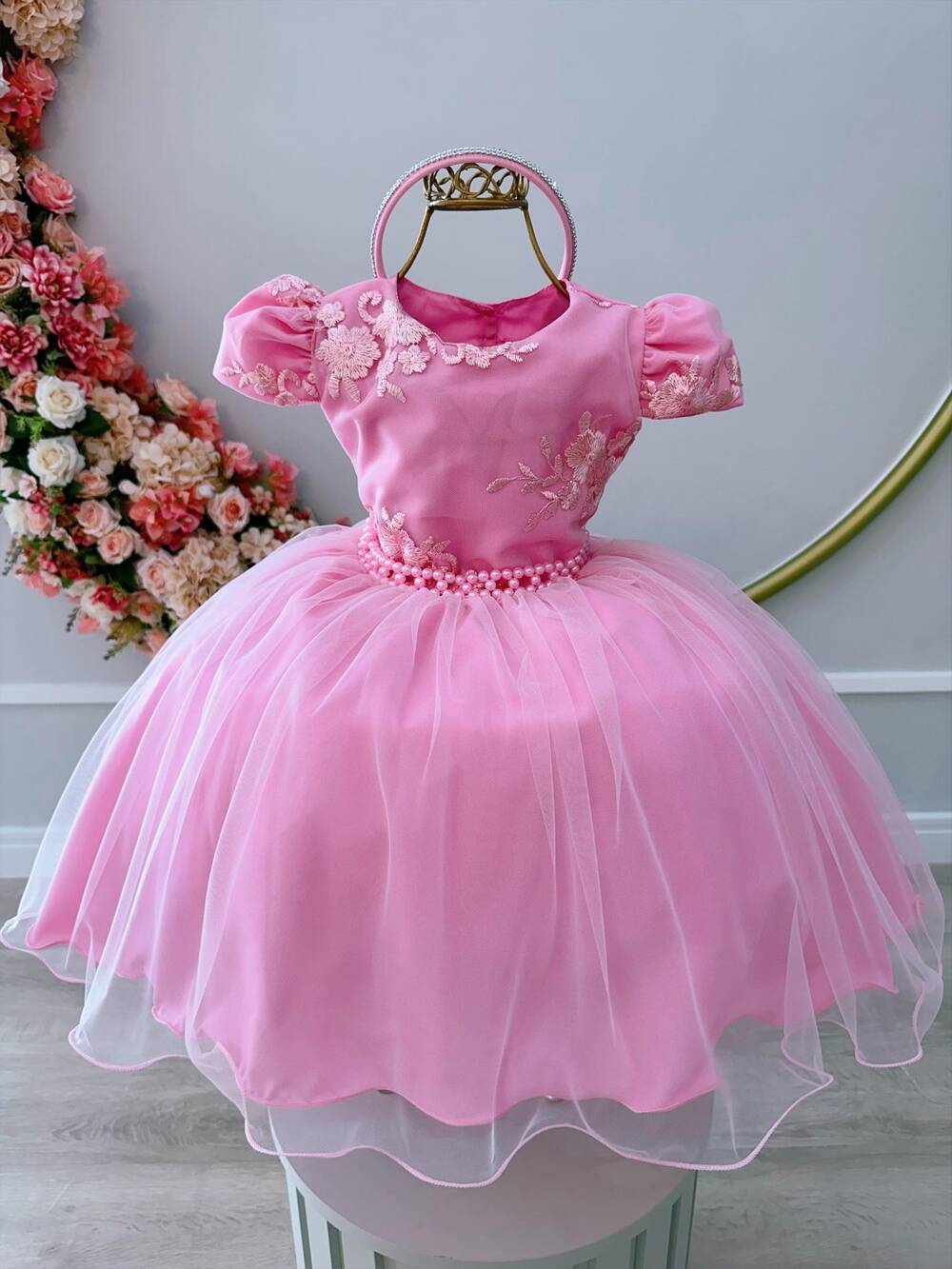 Vestido Infantil Rosa Chiclete C/ Renda Cinto Pérolas Tiara