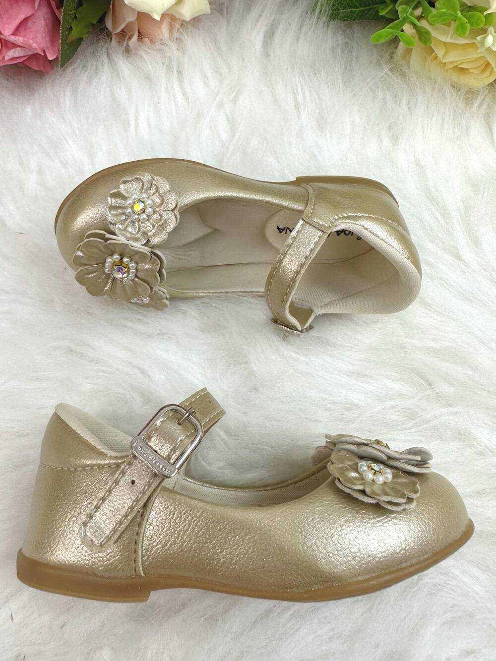 Sapatinho Dourado Verniz Com Florzinhas Pérolas e Strass