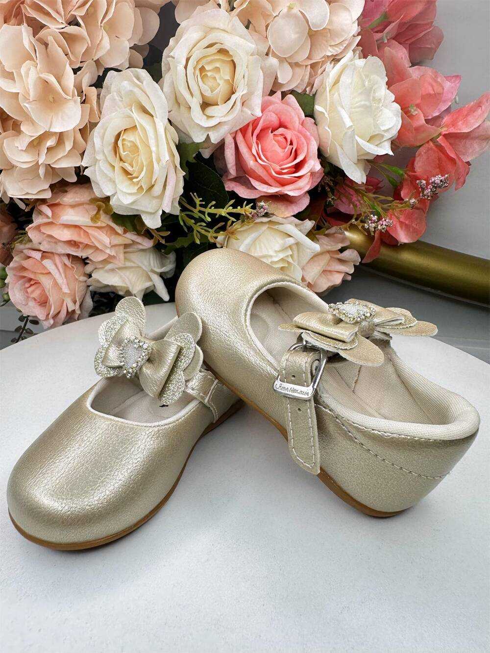 Sapatinho Dourado Com Aplique de Coraçãozinho de Strass