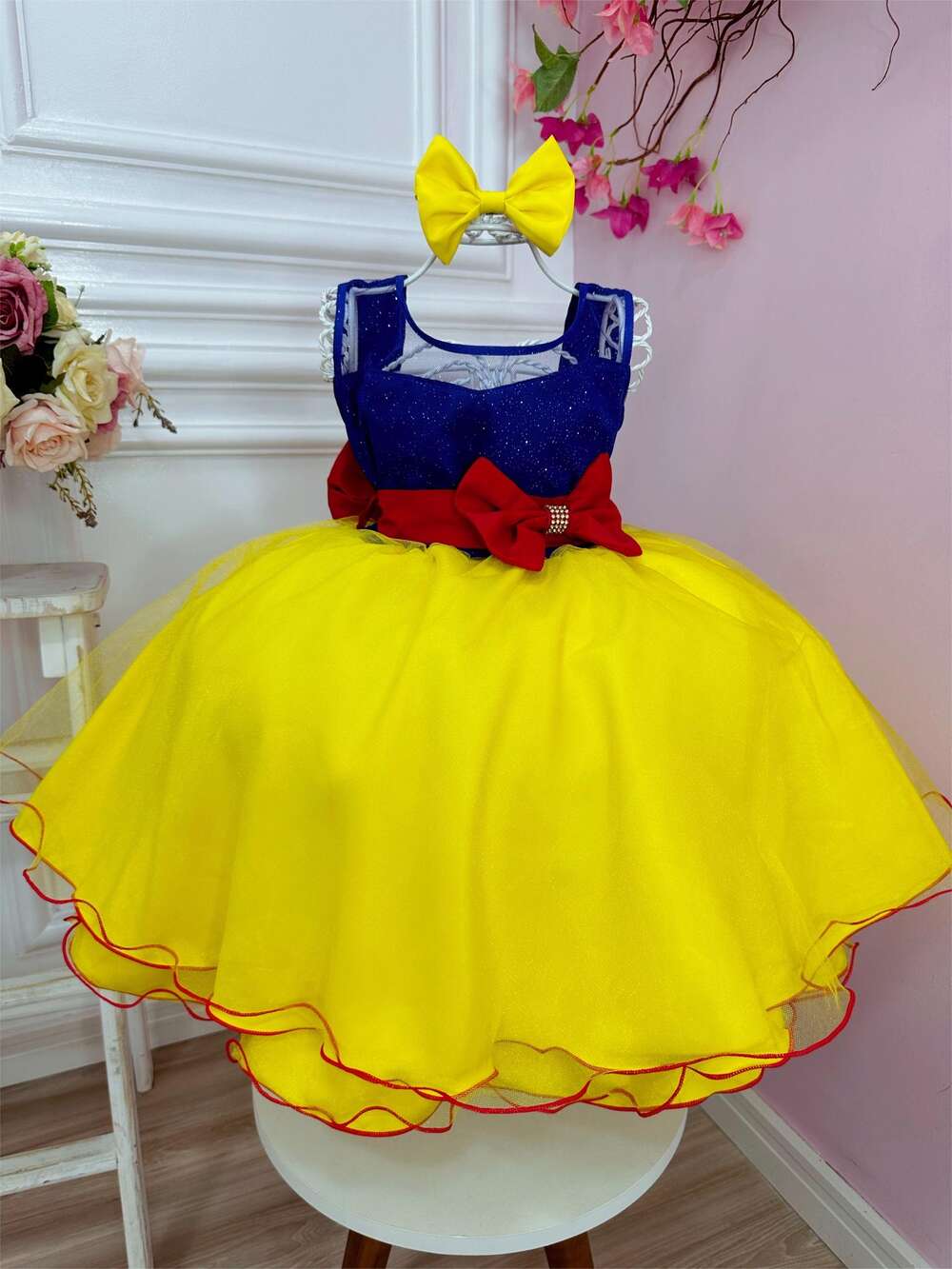 Vestido Infantil Branca de Neve C/ Capa e Laço Strass