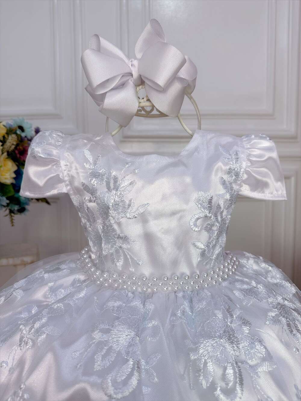 Vestido Infantil Branco Com Renda Realeza e Cinto de Pérola