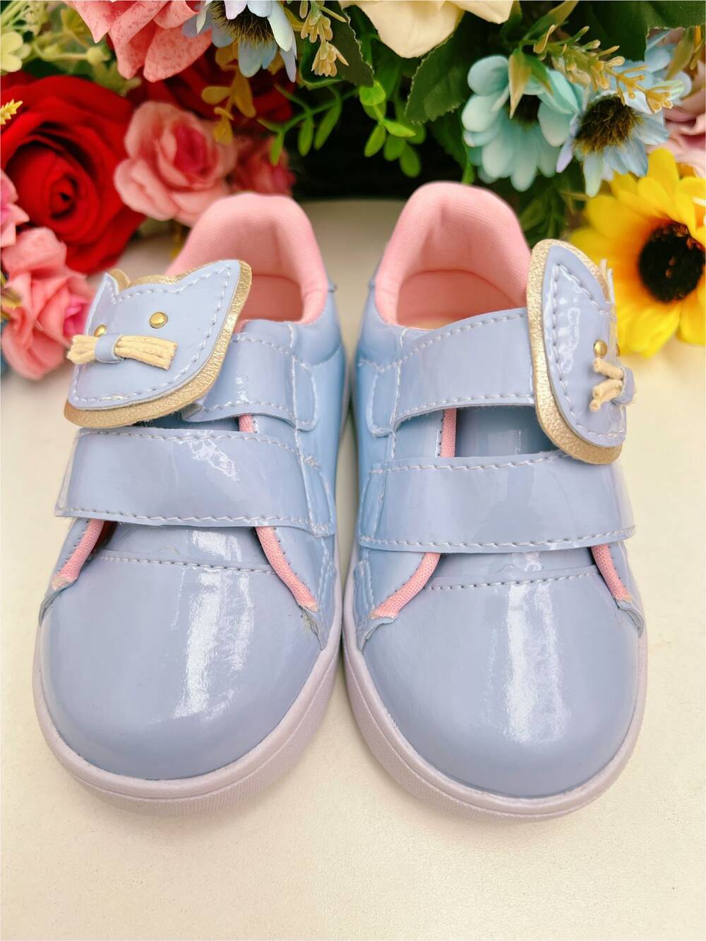 Tênis Azul Bebê Verniz Rosa e Aplique Gatinha Velcro Meninas