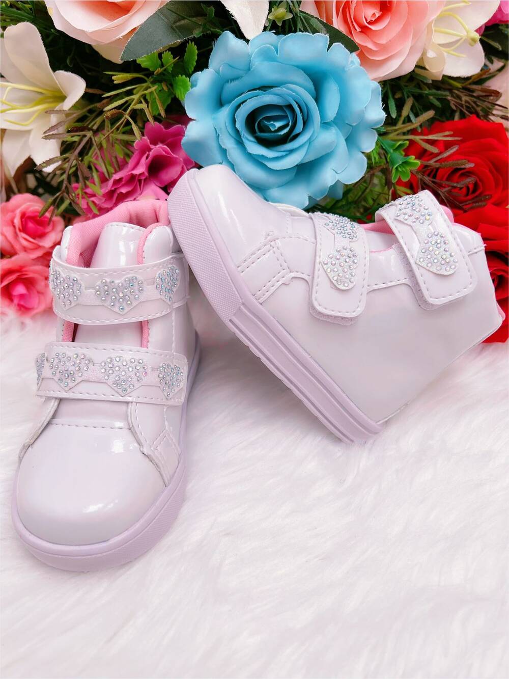 Coturno Infantil Branco Verniz Coração Brilho Com Velcro