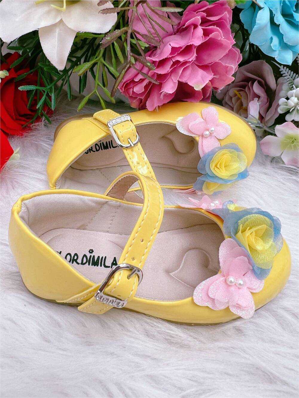 Sapatinho Amarelo Verniz Aplique Borboleta e Flor