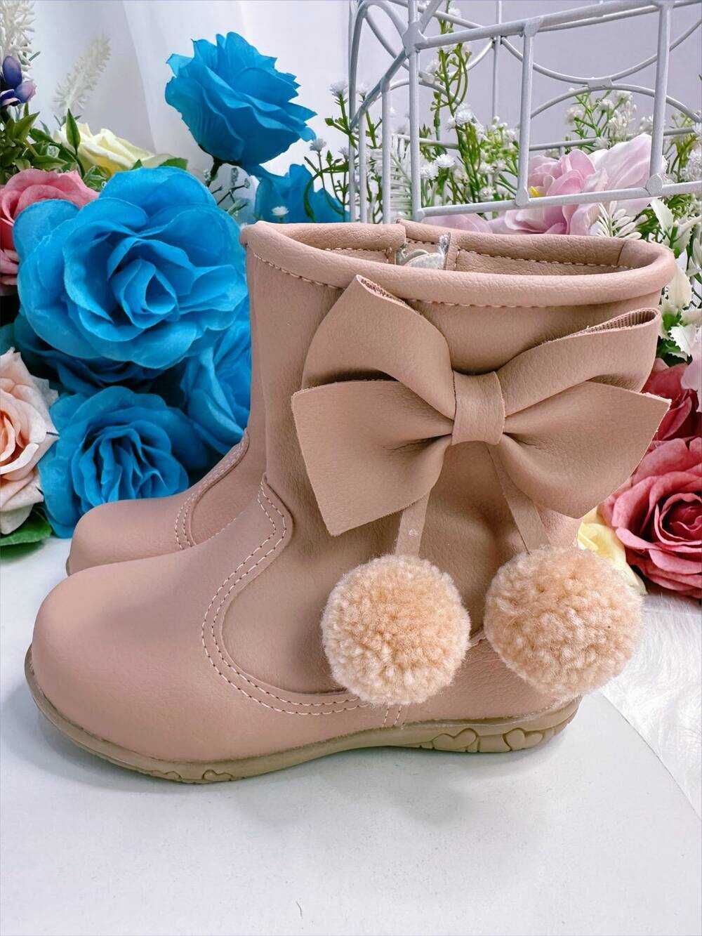 Botinha Infantil Nude Laço e Pompom C/ Zíper