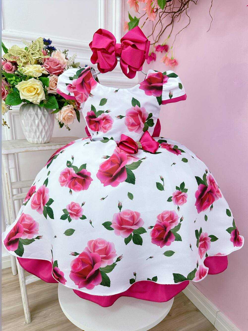 Vestido Infantil Branco C/ Broche e Florido de Rosas Damas