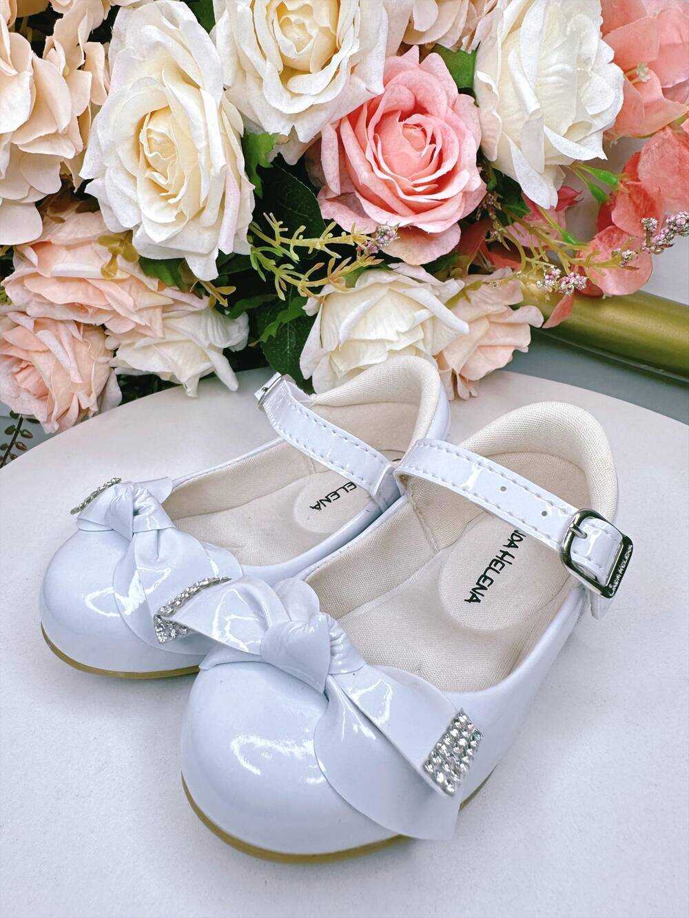 Sapatinho Branco Verniz Com Aplique Lacinho e Strass