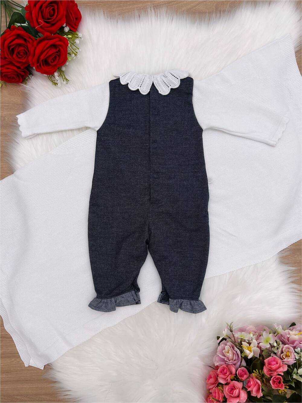 Saída Maternidade Manta e Macacão Branco Jeans Tricot Bebê