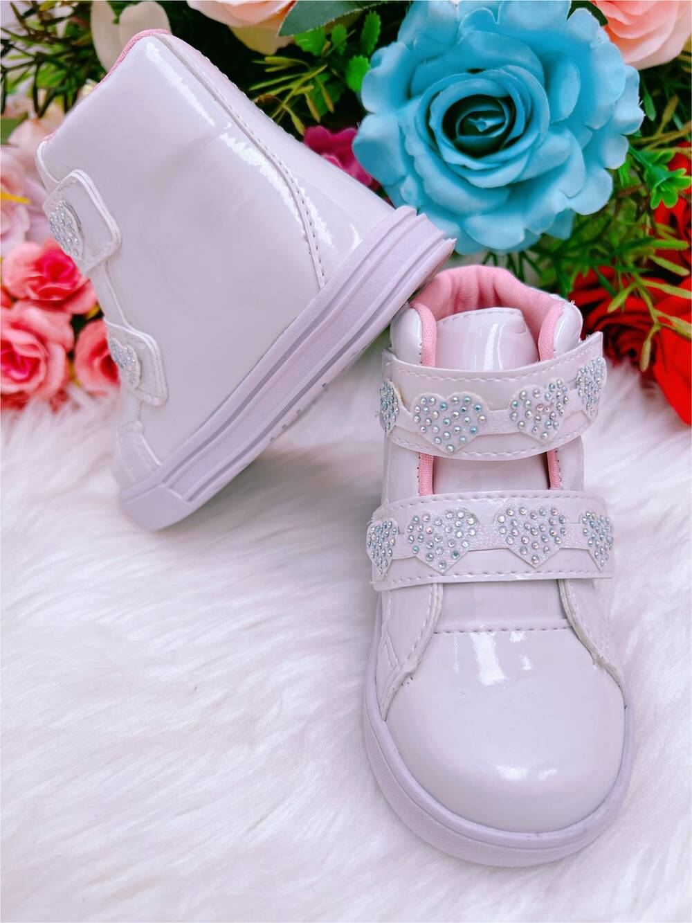 Coturno Infantil Branco Verniz Coração Brilho Com Velcro