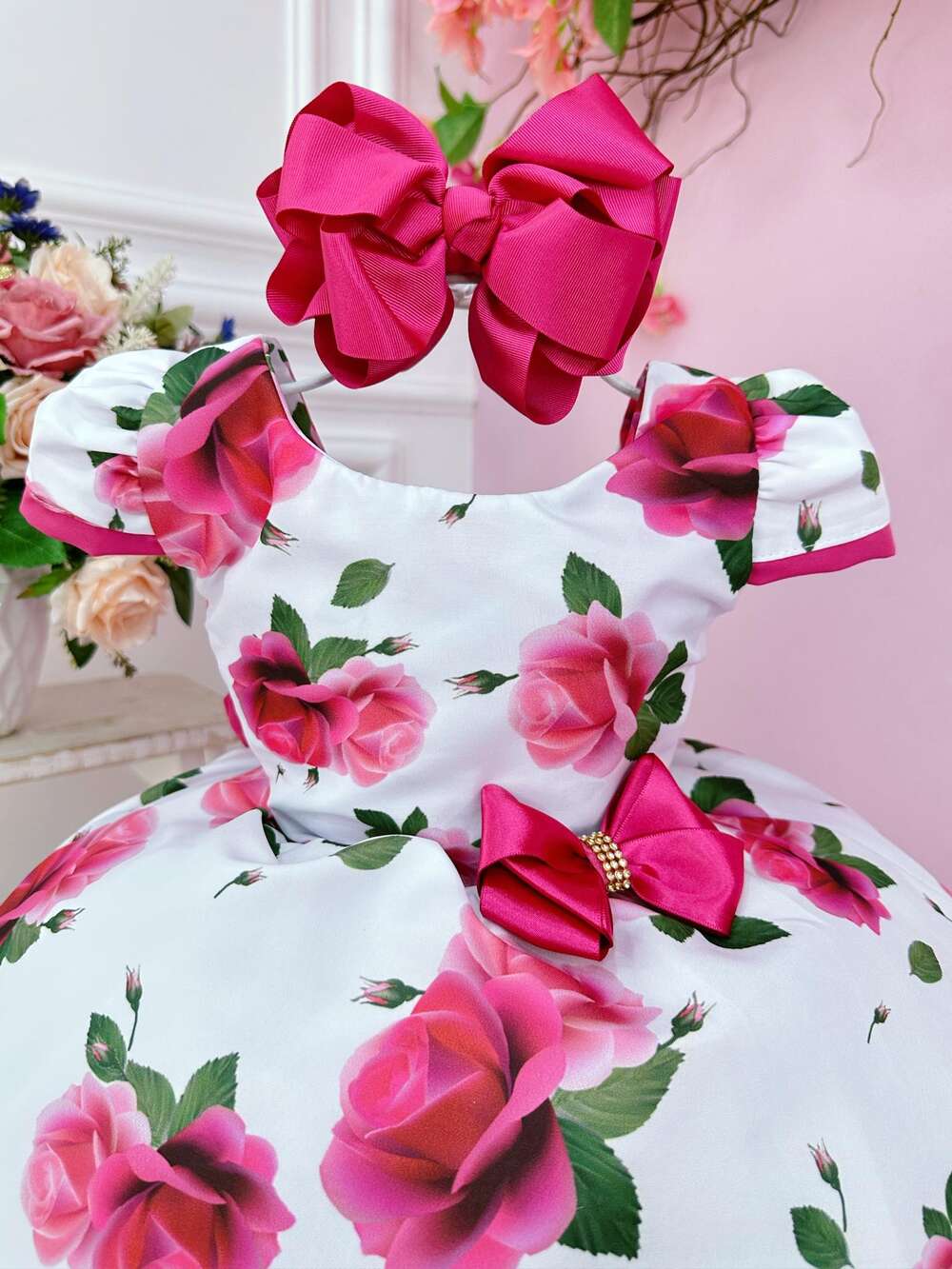 Vestido Infantil Branco C/ Broche e Florido de Rosas Damas