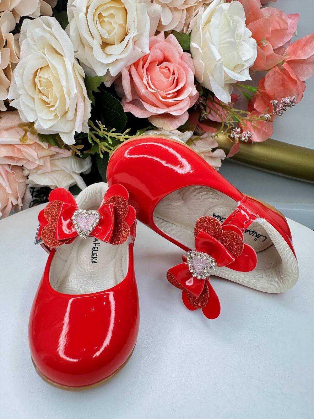 Sapatinho Vemelho Com Aplique de Coraçãozinho de Strass