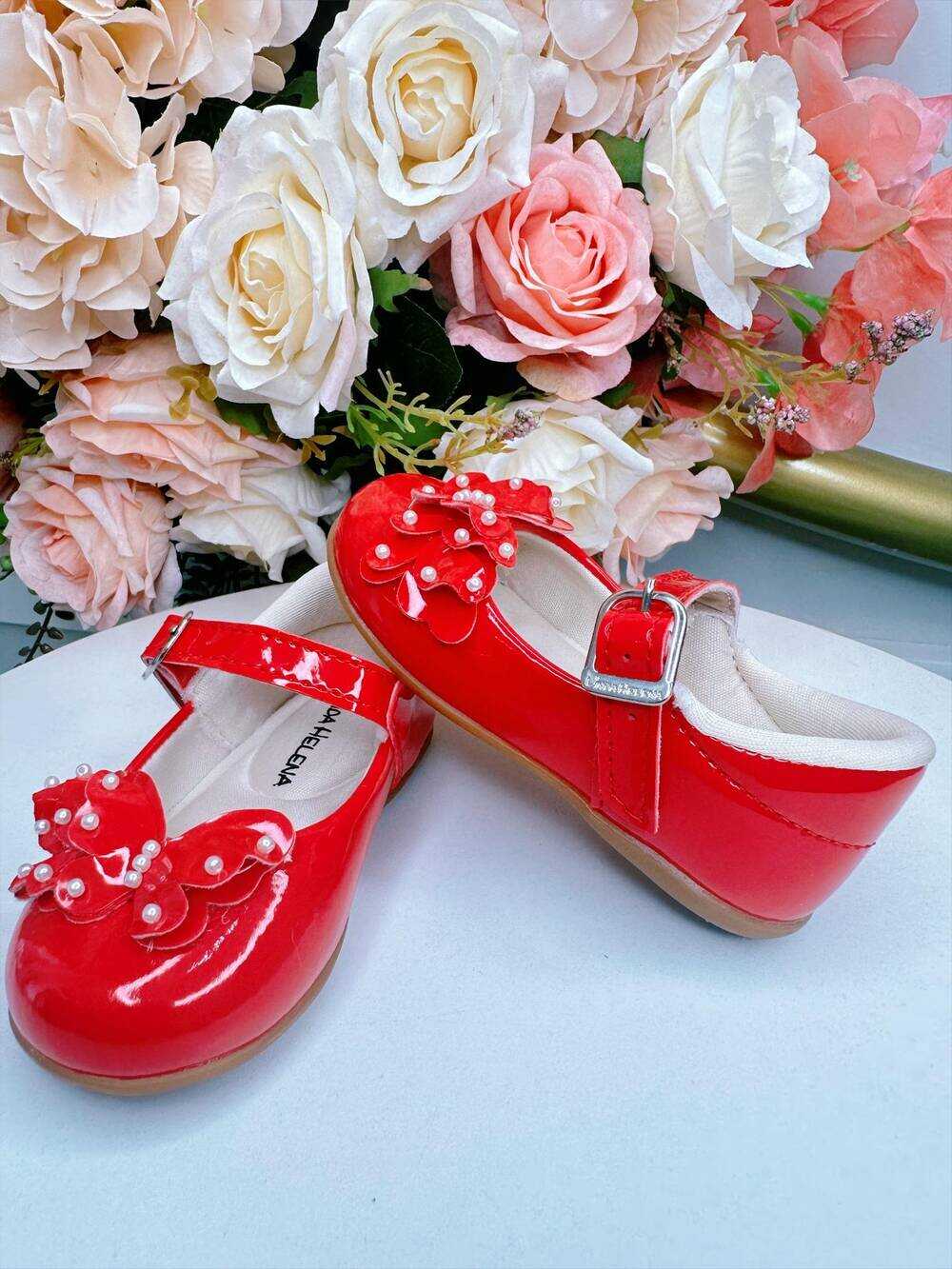 Sapatinho Vermelho Com Aplique de Borboletas e Pérolas