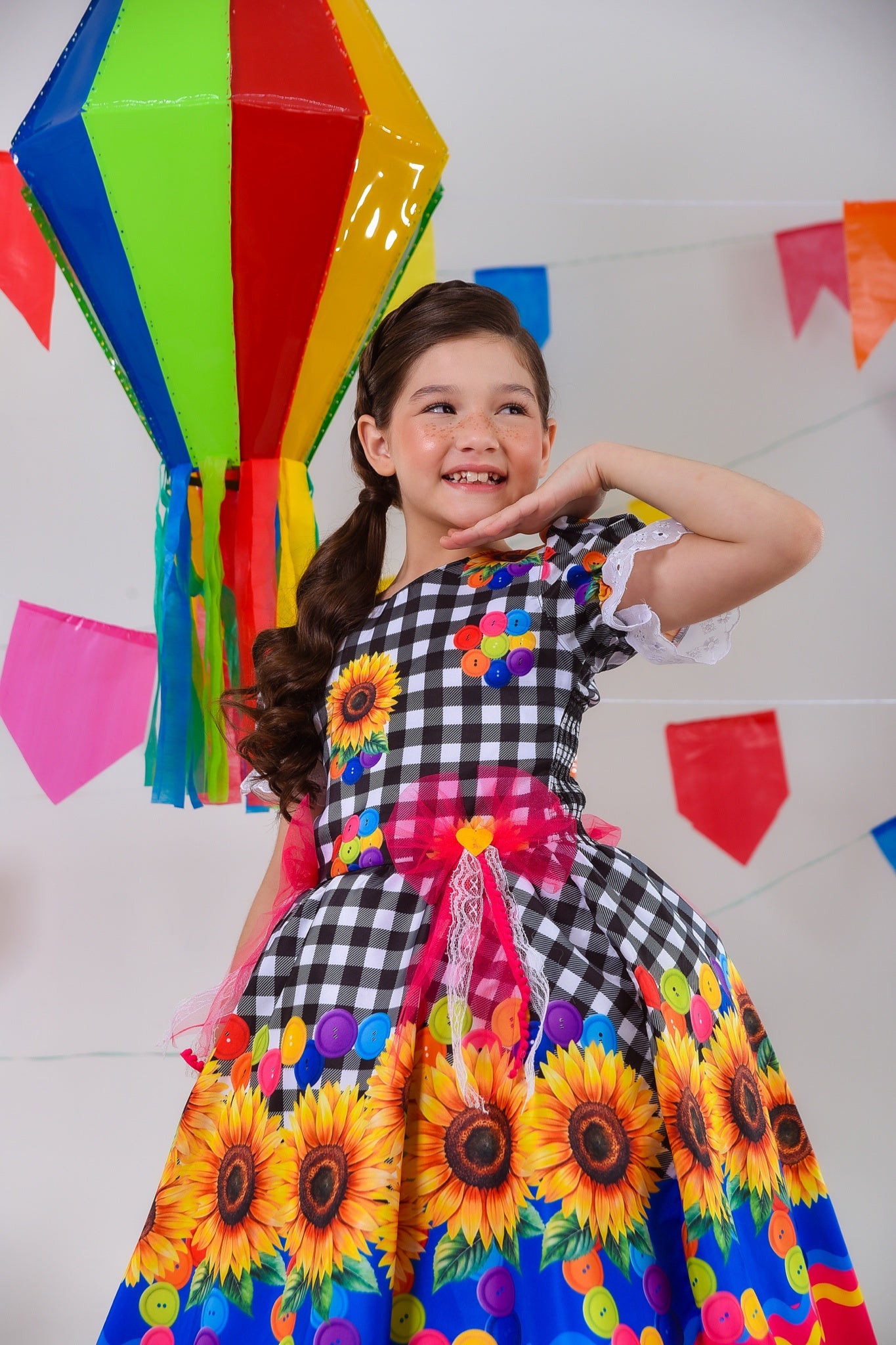 Vestido Infantil Junino Xadrez Branco e Preto Girassol Luxo