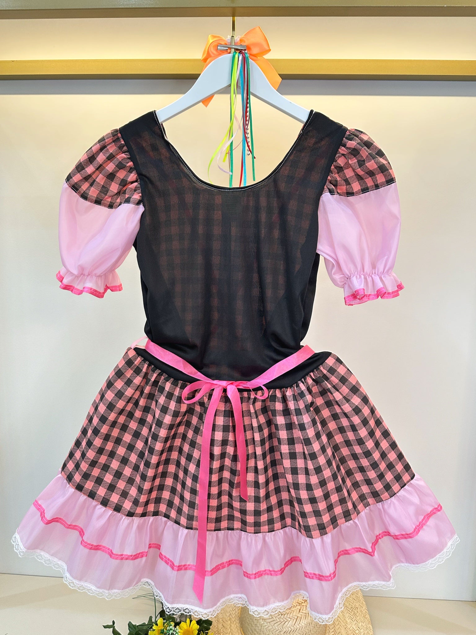 Fantasia Adulto Junino Arraiá Rosa e Preto Xadrez Colorido