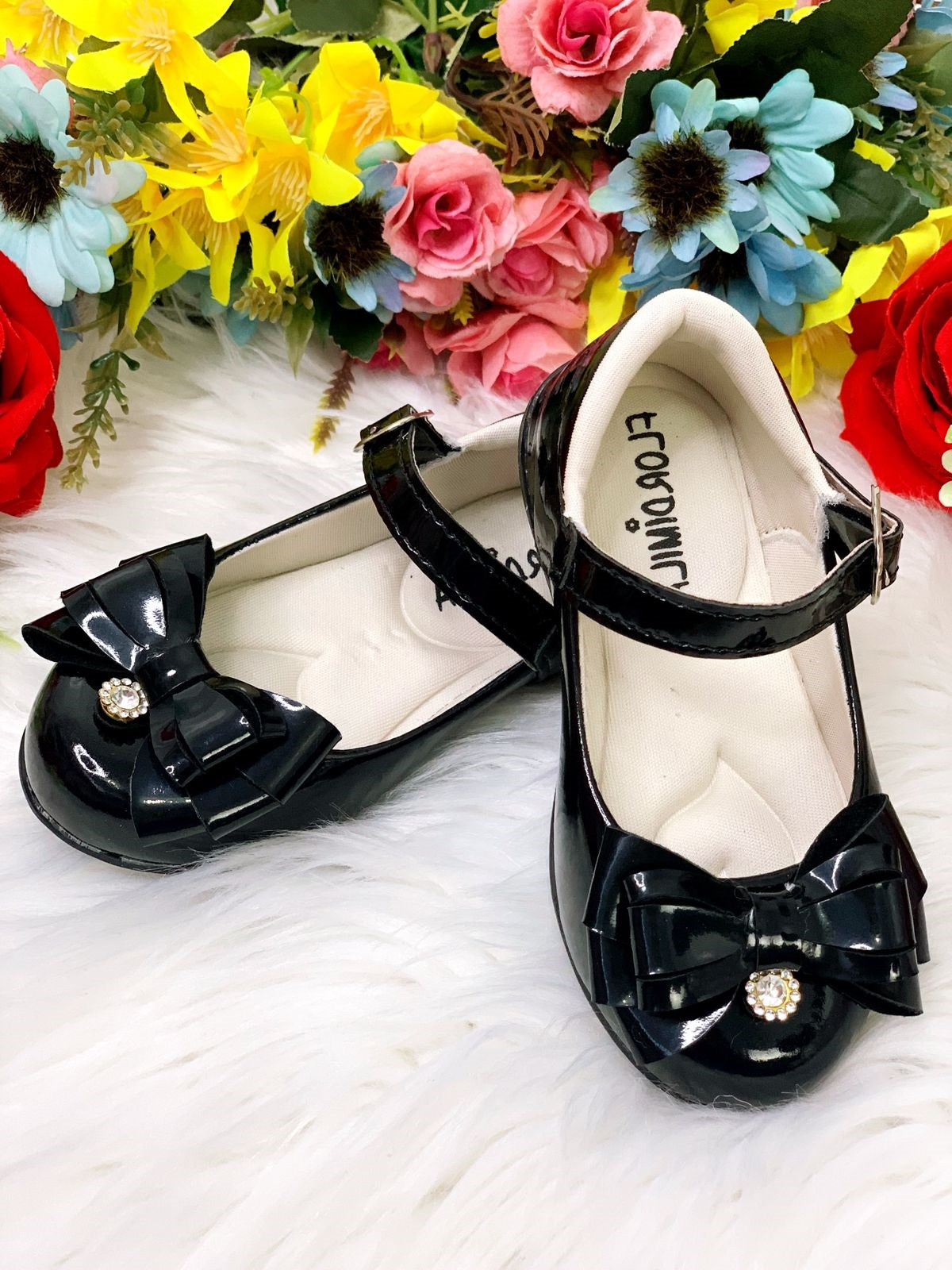 Sapatinho Preto Verniz Com Lacinho e Florzinha de Strass