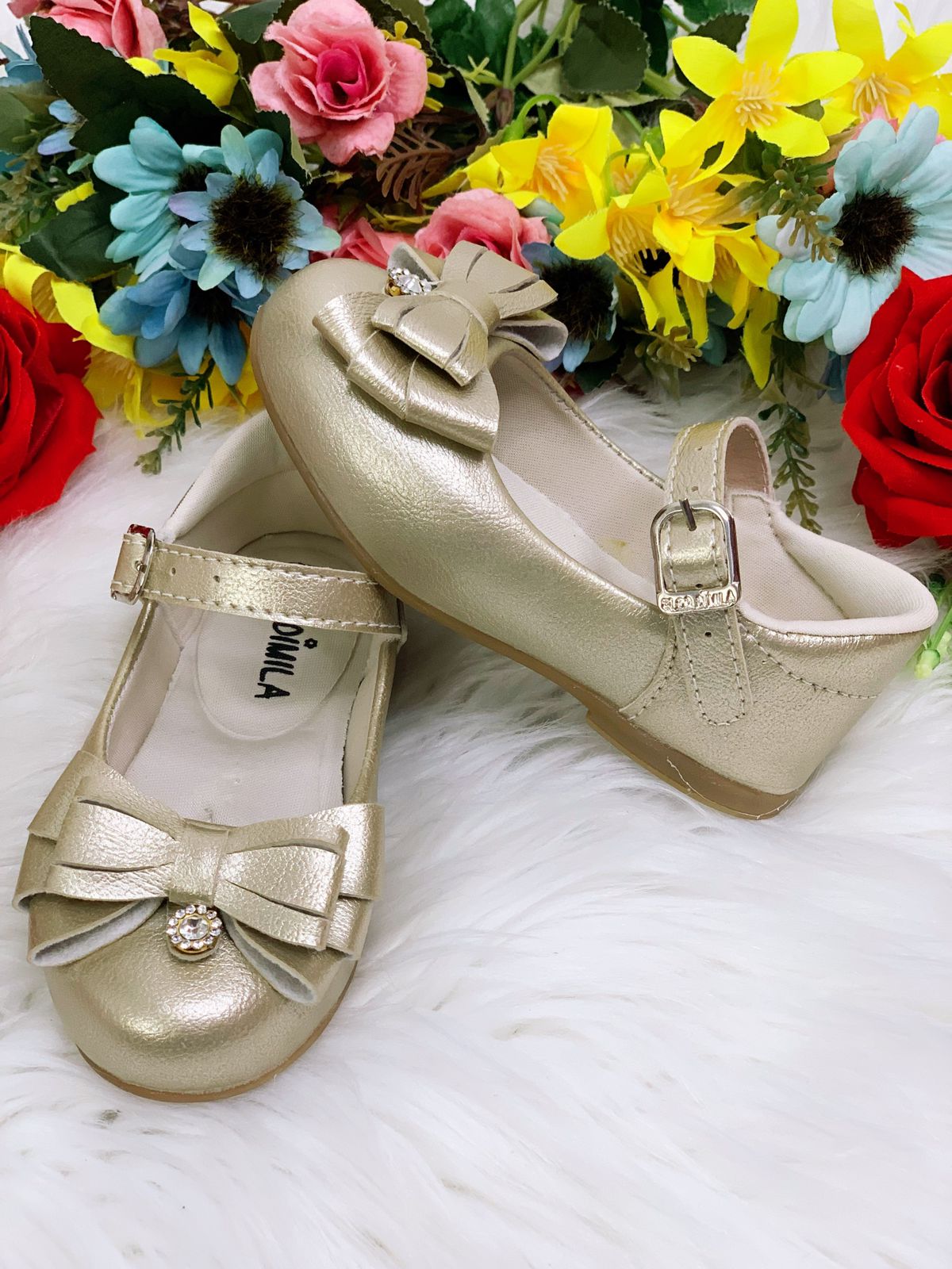 Sapatinho Dourado Verniz Com Lacinho e Florzinha de Strass