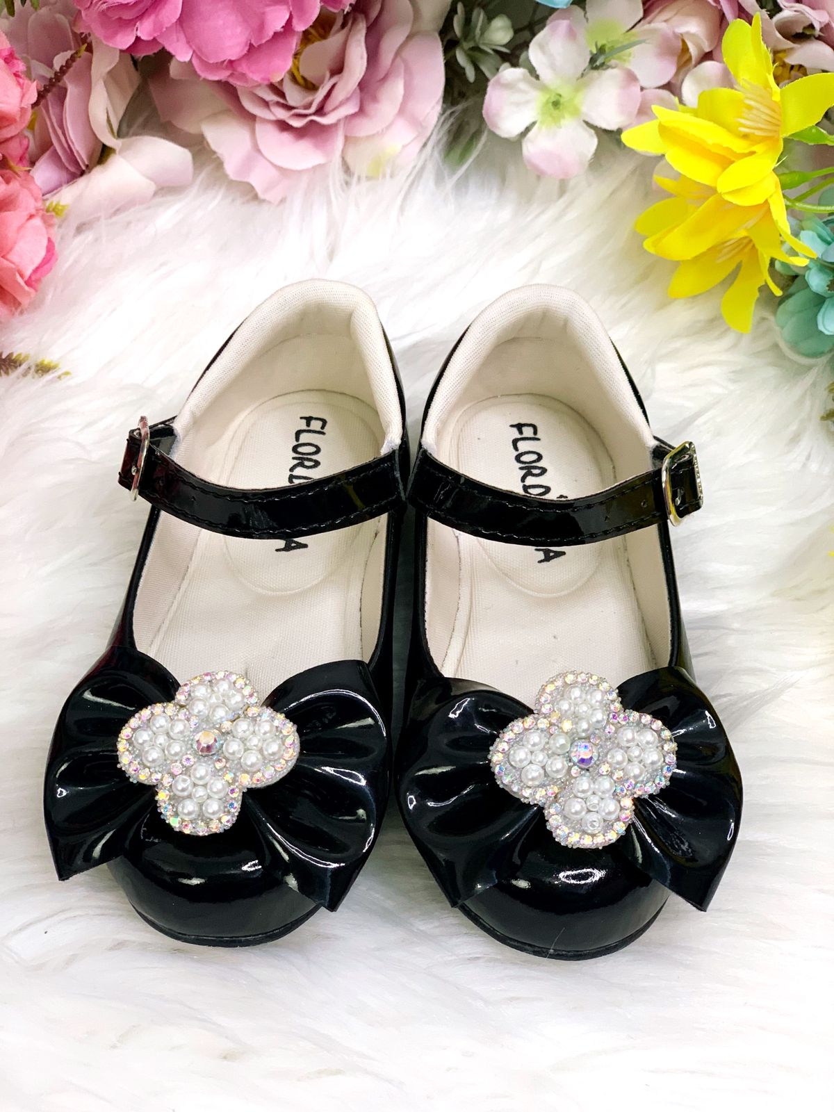 Sapatinho Preto Verniz Com Lacinho e Flor Strass Pérolas